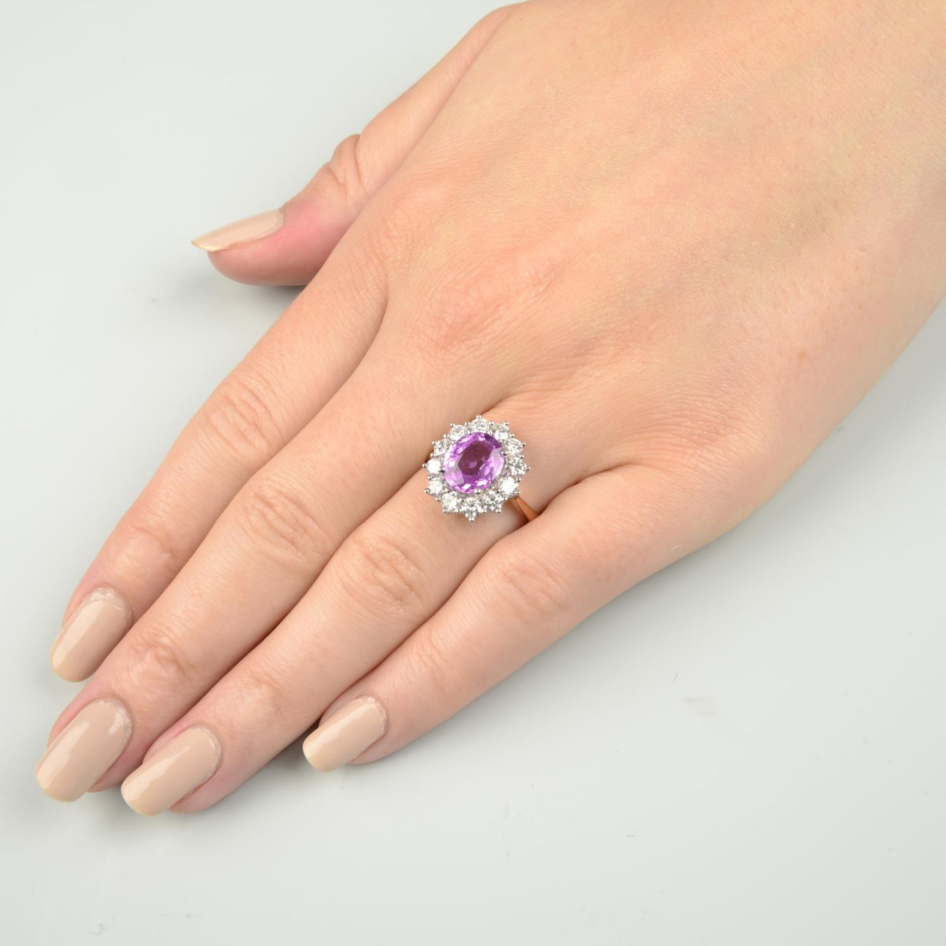 An 18ct gold pink sapphire and brilliant-cut diamond cluster ring. - Bild 4 aus 6