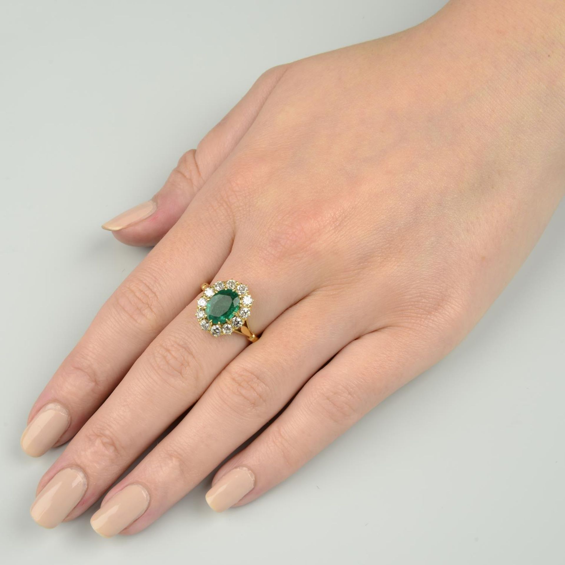 An emerald and old-cut diamond cluster ring. - Bild 4 aus 6