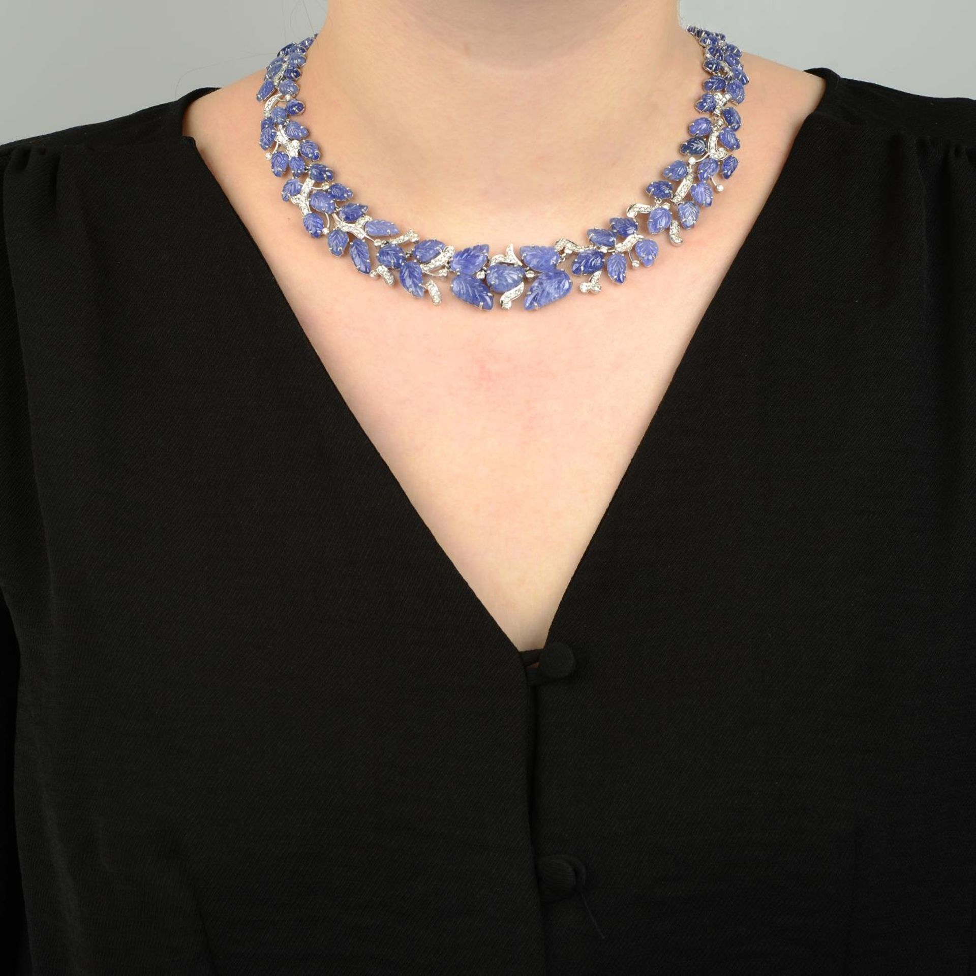 A foliate-carved sapphire and brilliant-cut diamond necklace.Estimated total diamond weight - Bild 4 aus 5