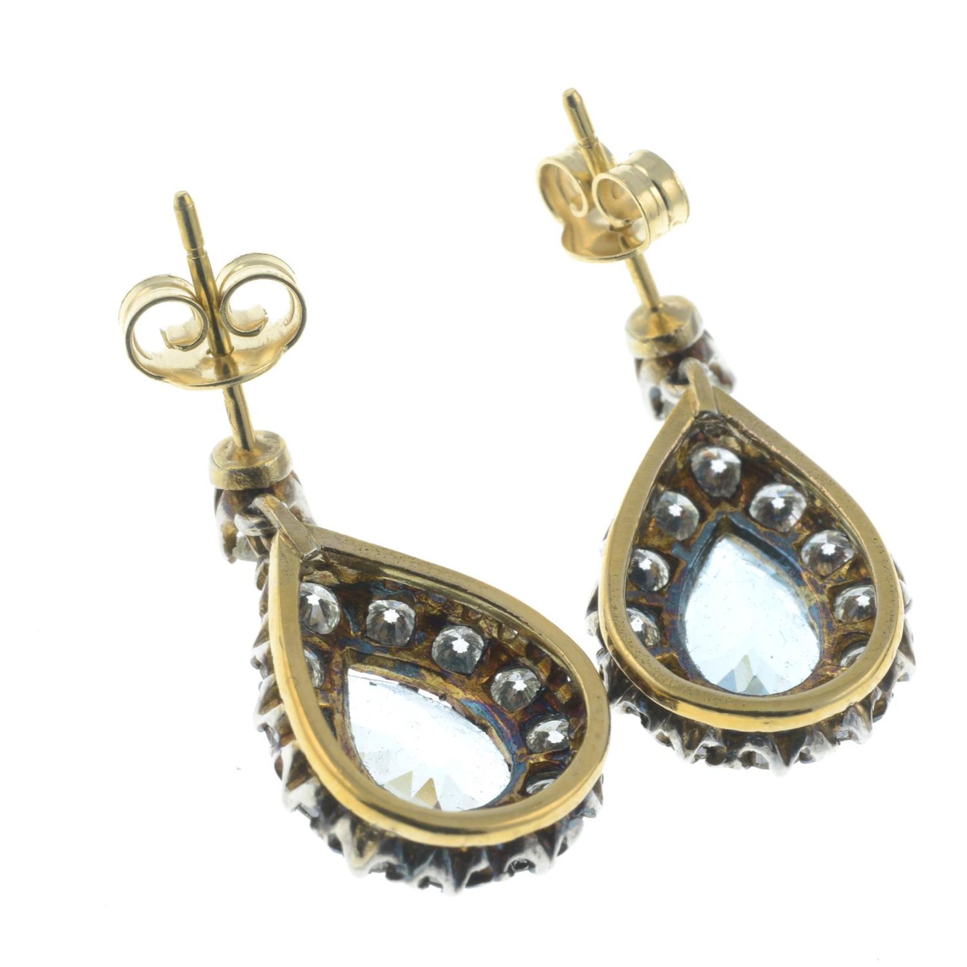 A pair of aquamarine and diamond pear-shape cluster drop earrings. - Bild 3 aus 3