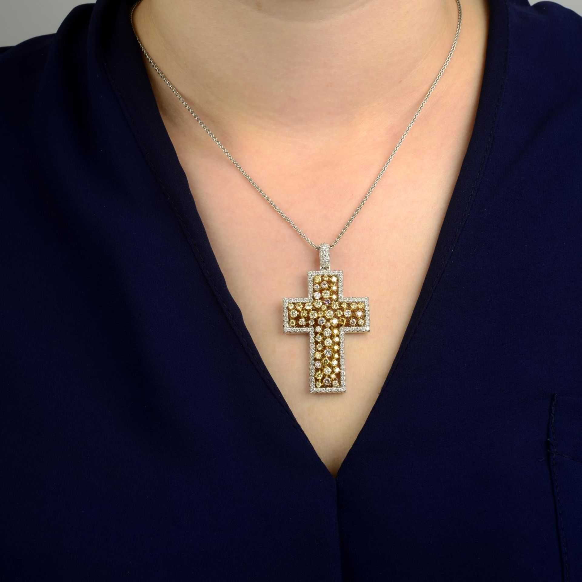 A diamond and coloured diamond cross pendant, with 18ct gold chain. - Bild 4 aus 5