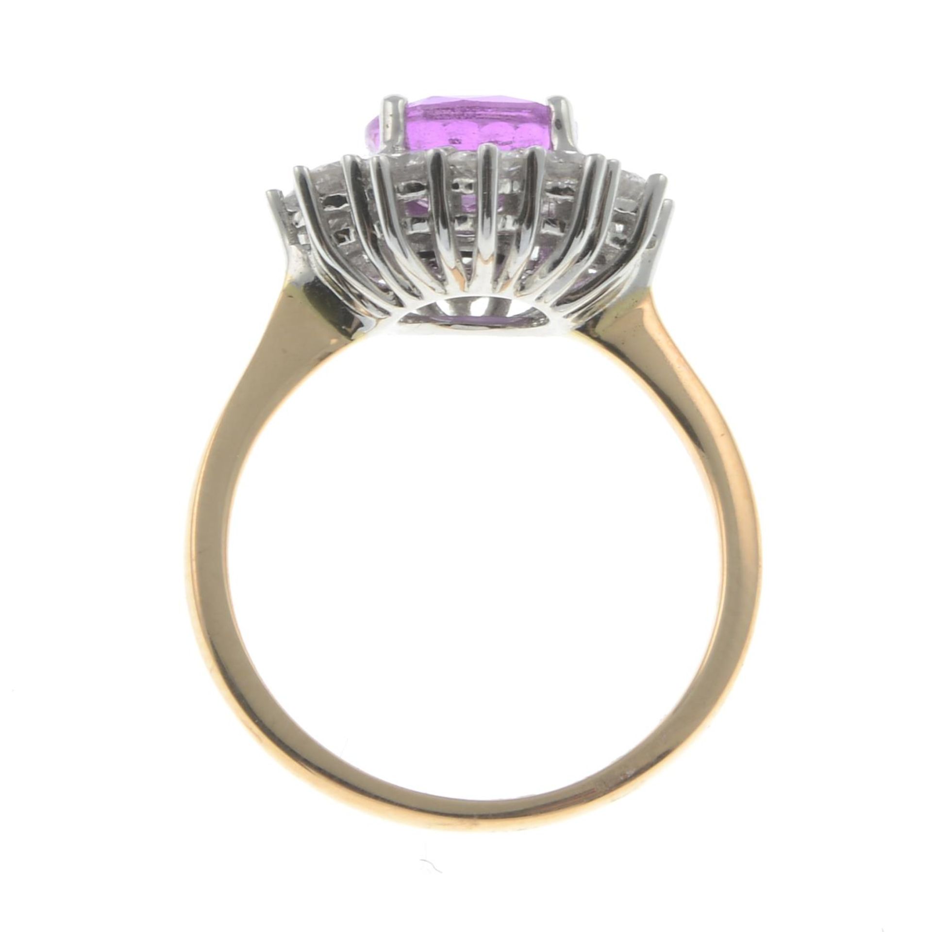 An 18ct gold pink sapphire and brilliant-cut diamond cluster ring. - Bild 6 aus 6