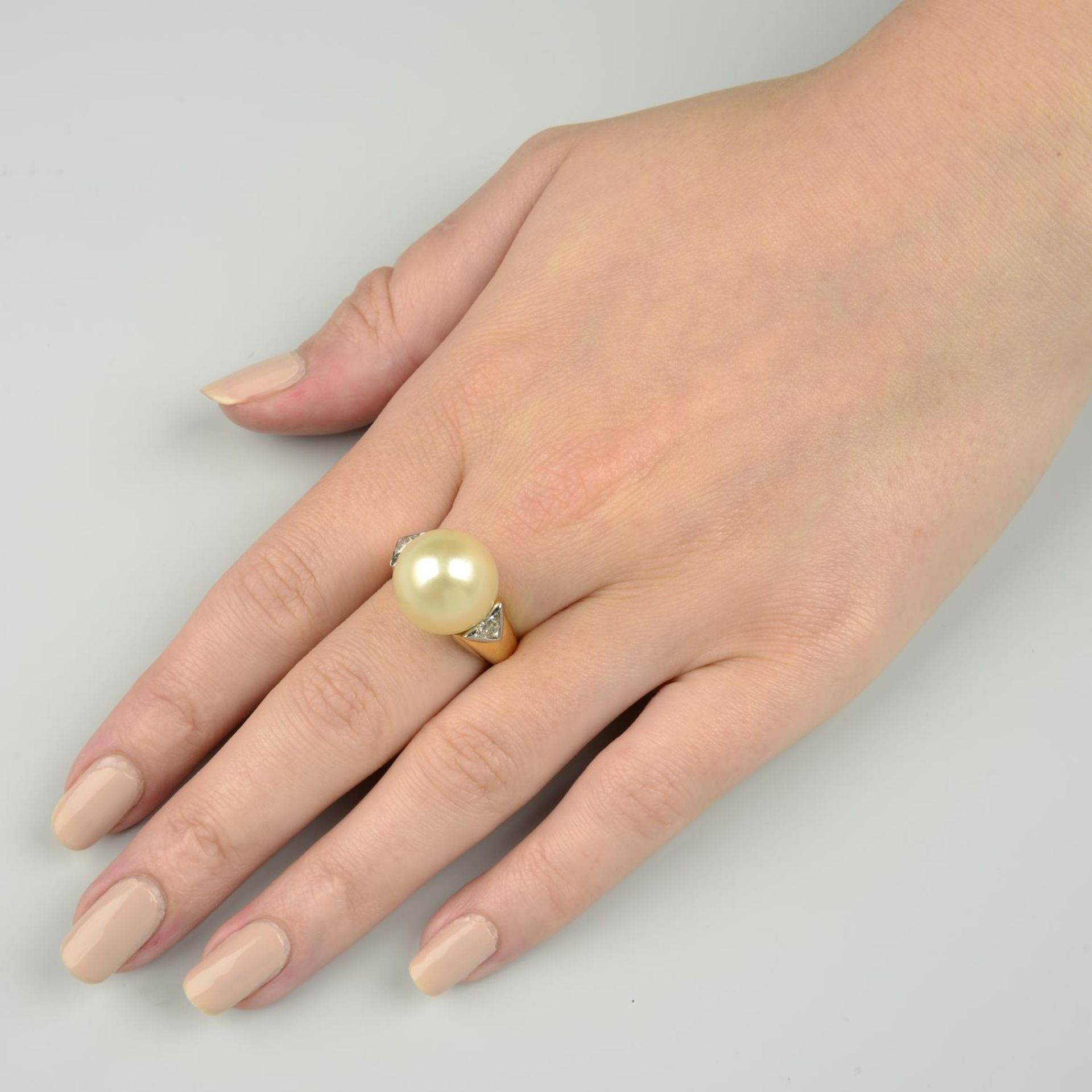 A cultured pearl and diamond dress ring, by Christine Escher. - Bild 4 aus 6