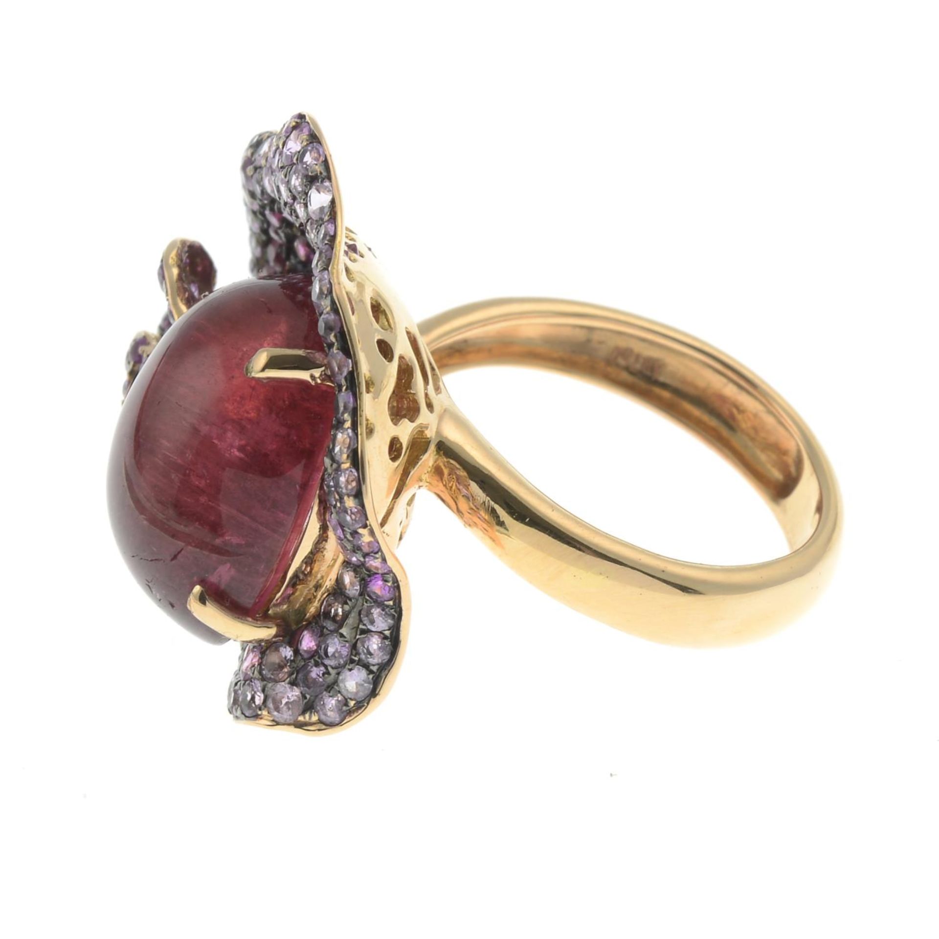 An 18ct gold pink tourmaline and vari-hue sapphire floral dress ring. - Bild 5 aus 6