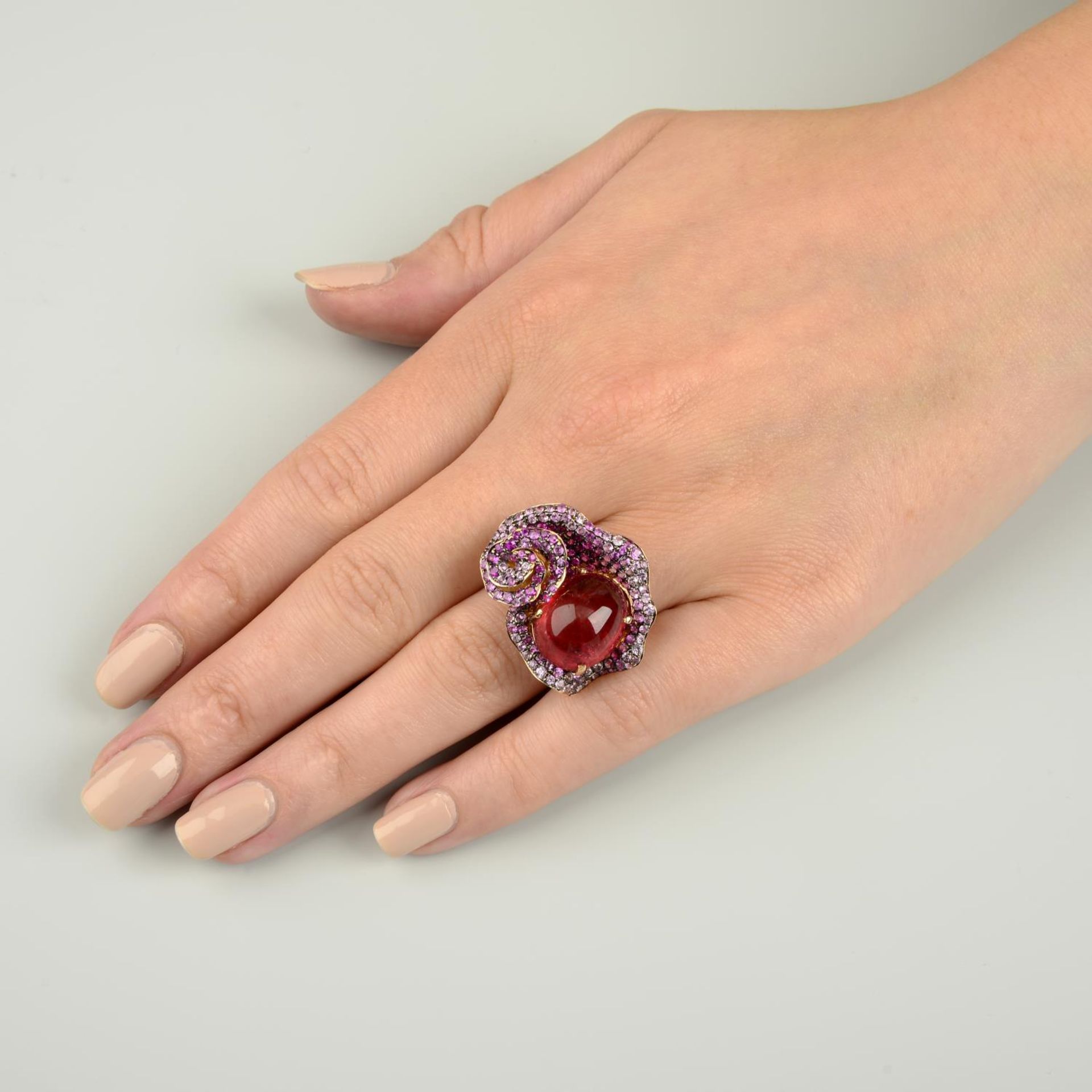 An 18ct gold pink tourmaline and vari-hue sapphire floral dress ring. - Bild 4 aus 6