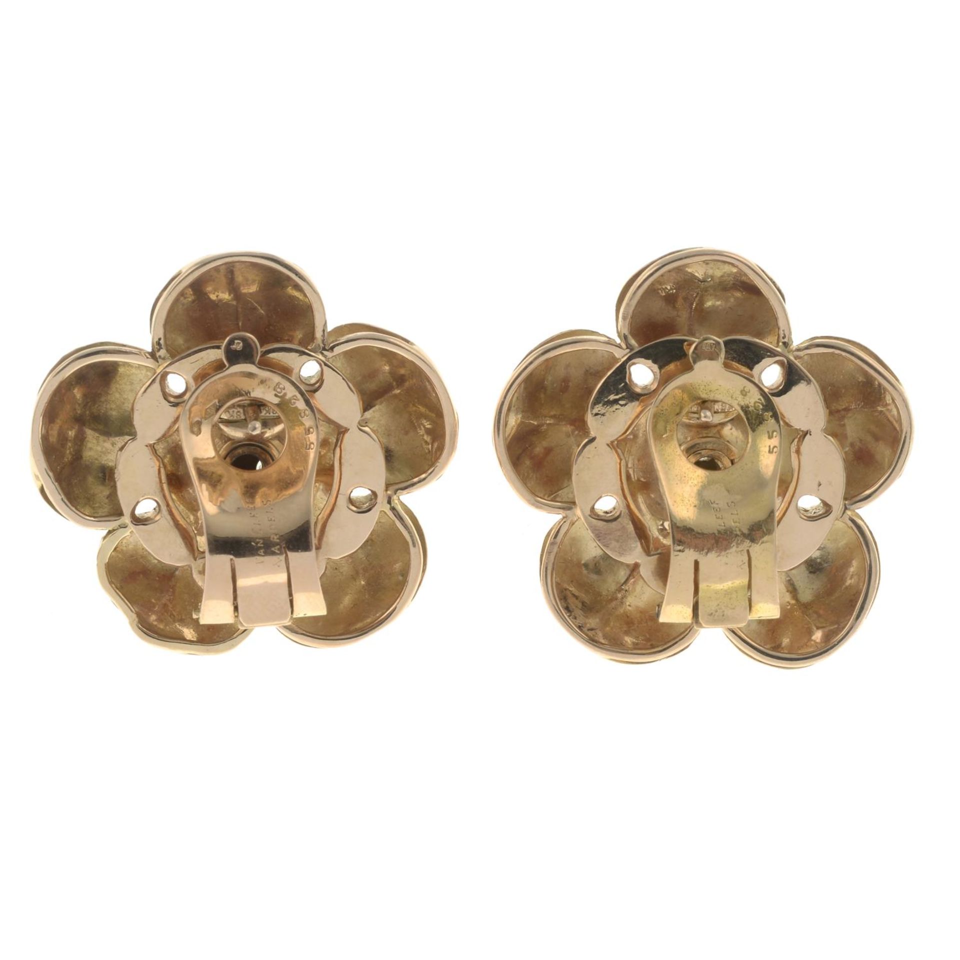 A pair of mid 20th century 18ct gold diamond floral earrings.Estimated total diamond weight - Bild 3 aus 3