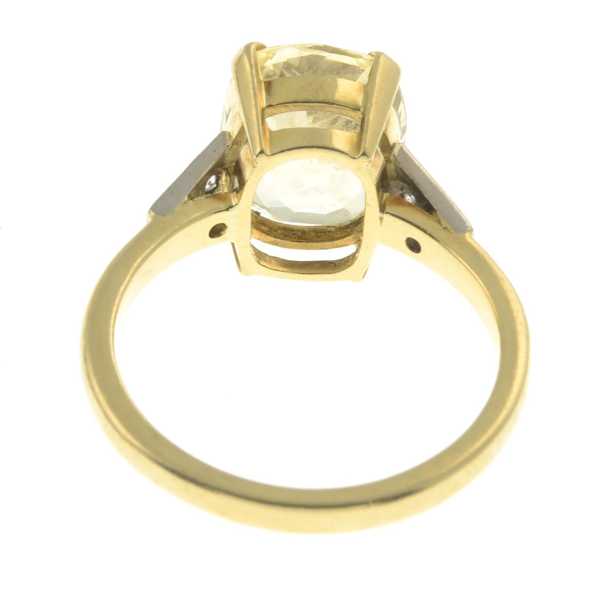 A yellow sapphire single-stone ring, with brilliant-cut diamond shoulders. - Bild 3 aus 6