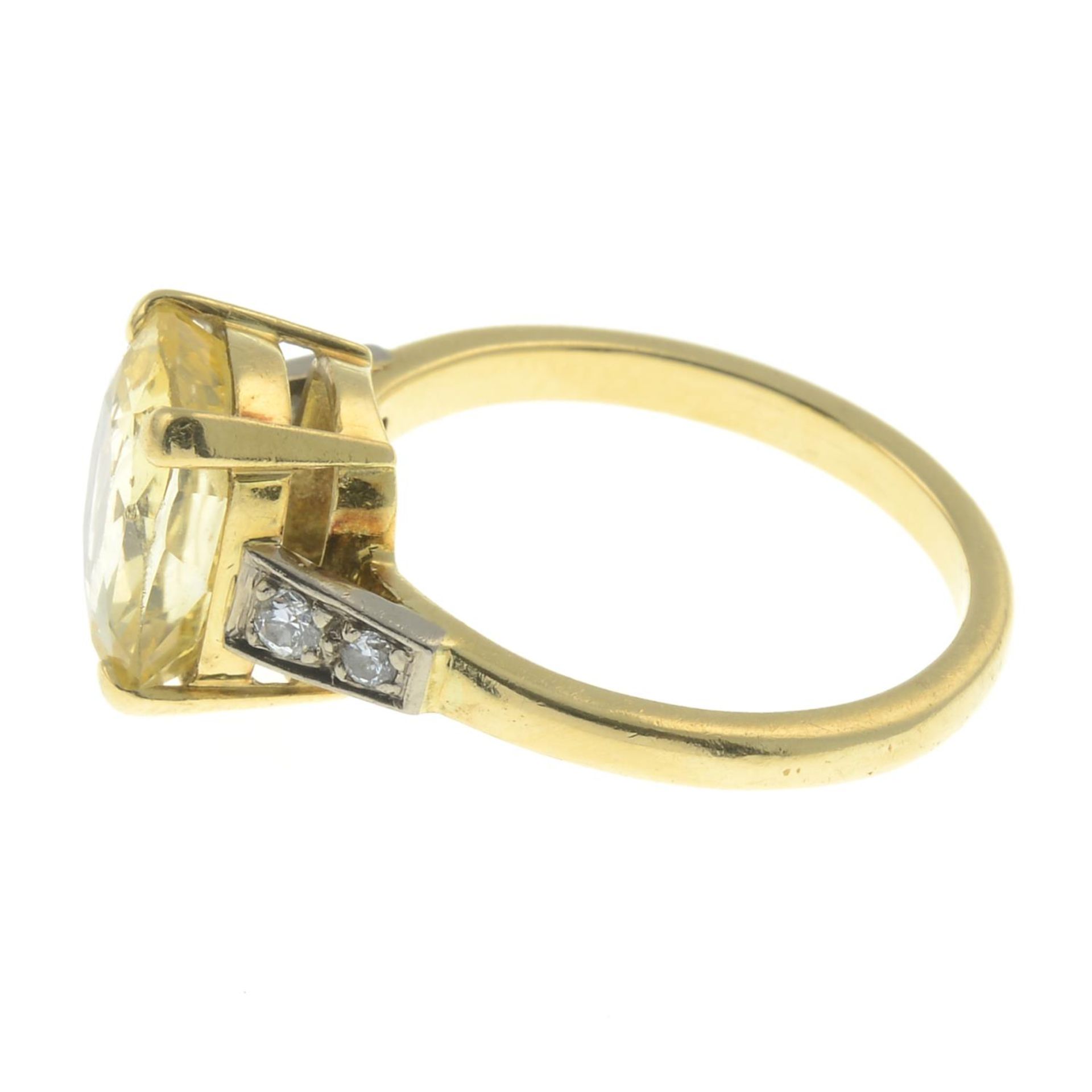 A yellow sapphire single-stone ring, with brilliant-cut diamond shoulders. - Bild 5 aus 6