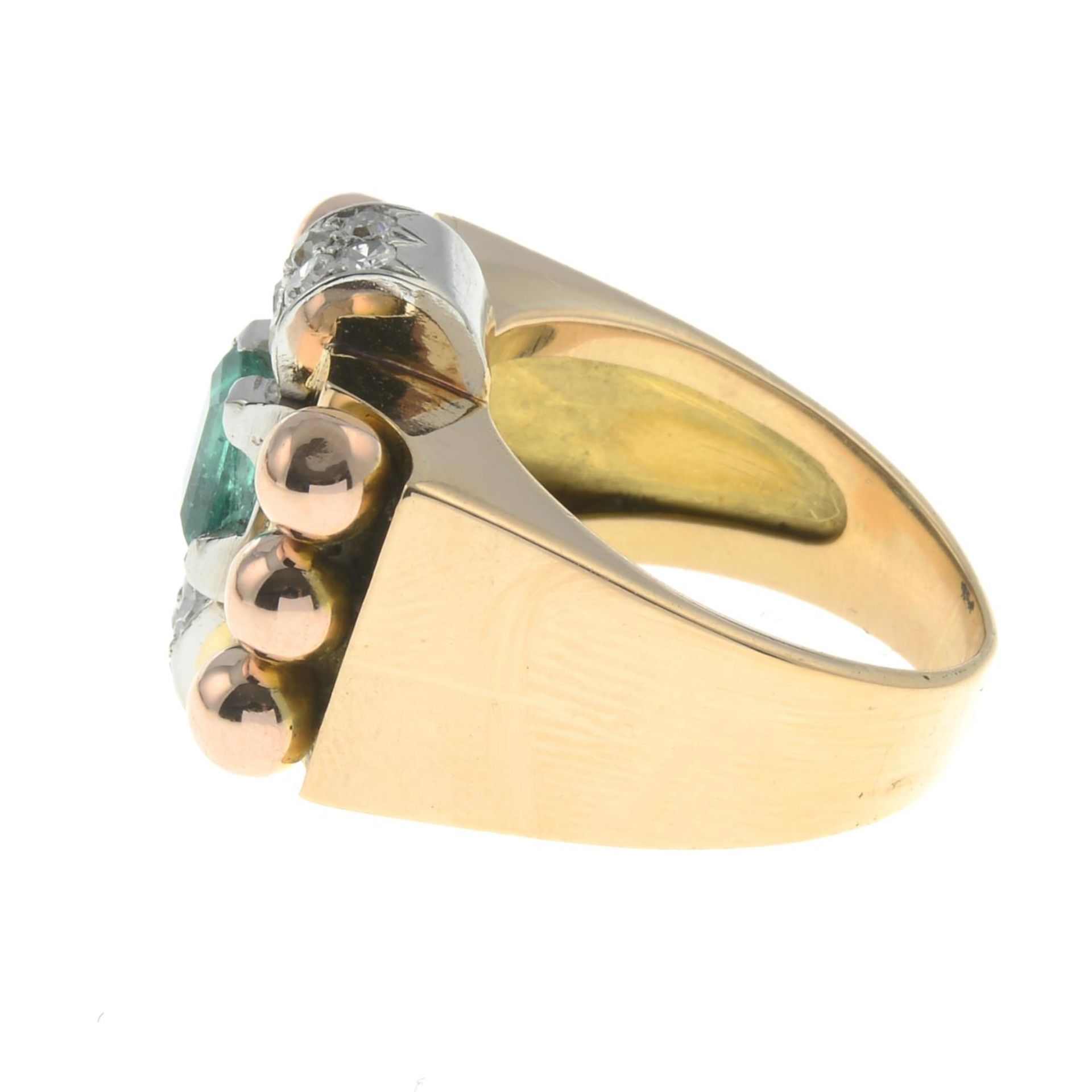 A 1940s 18ct gold and platinum, emerald and diamond dress ring. - Bild 5 aus 7