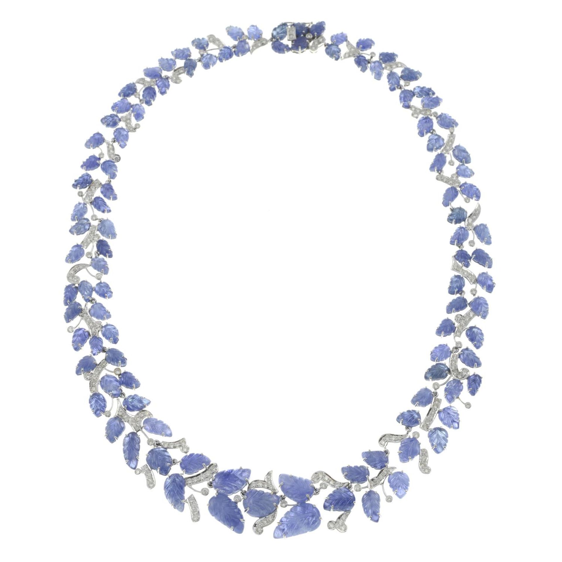 A foliate-carved sapphire and brilliant-cut diamond necklace.Estimated total diamond weight - Bild 3 aus 5