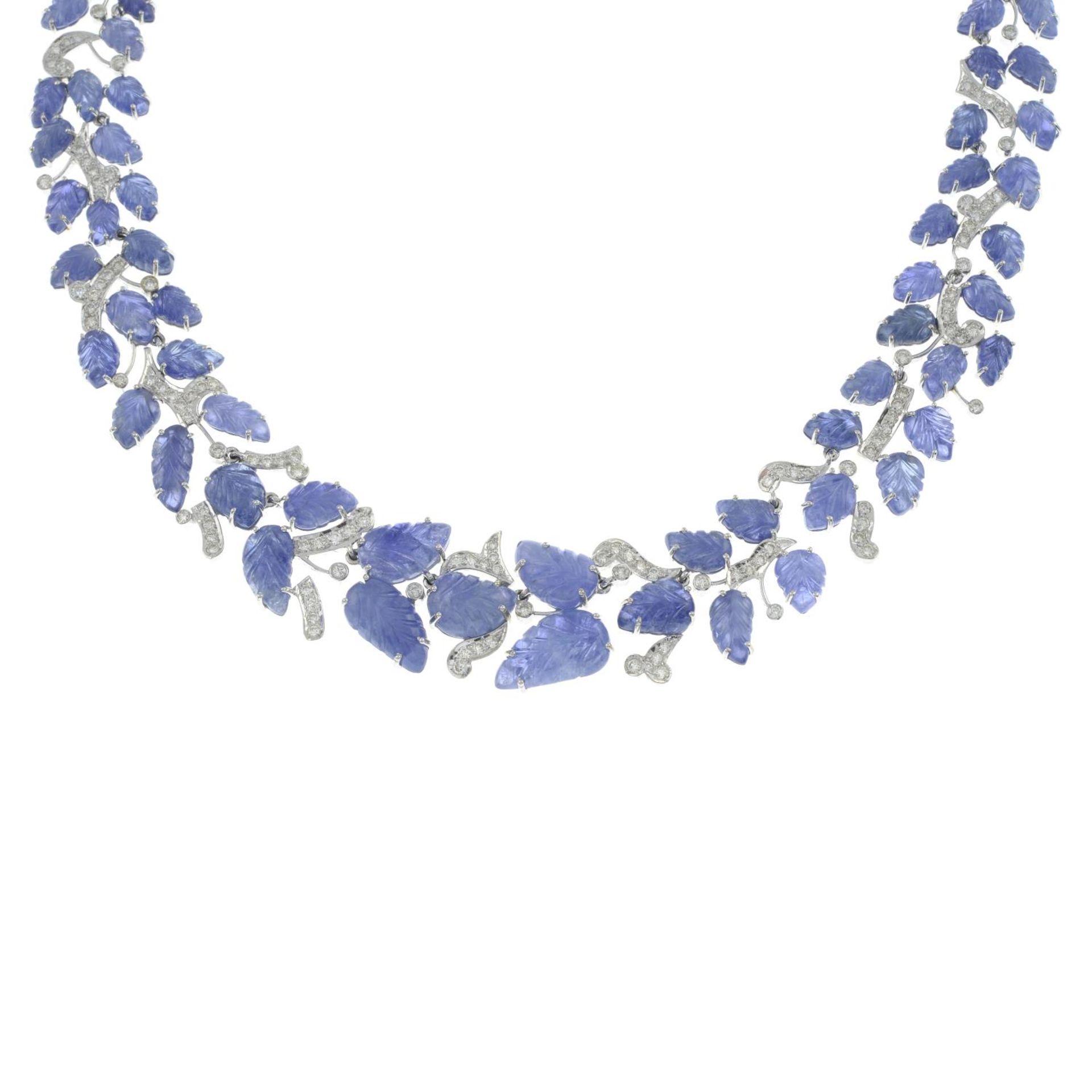 A foliate-carved sapphire and brilliant-cut diamond necklace.Estimated total diamond weight - Bild 2 aus 5