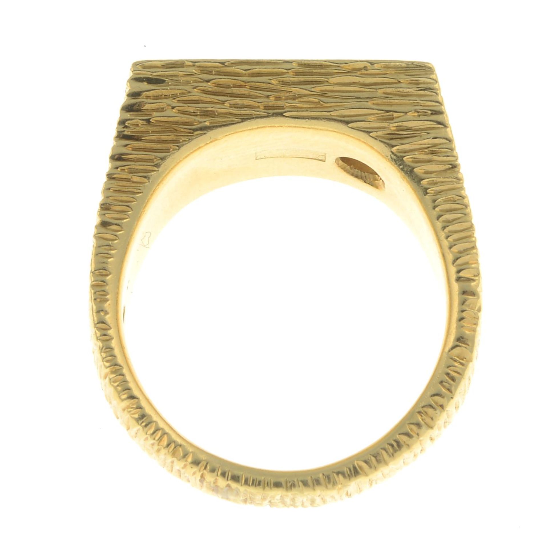 A 1960s 18ct gold brilliant-cut diamond textured signet ring, - Bild 3 aus 6