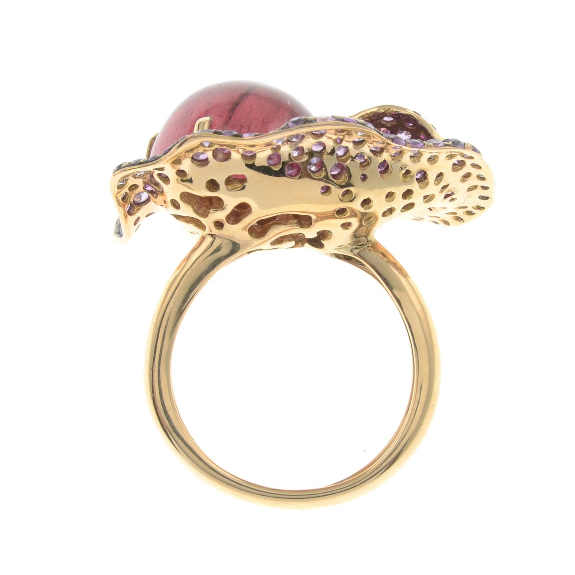 An 18ct gold pink tourmaline and vari-hue sapphire floral dress ring. - Bild 6 aus 6