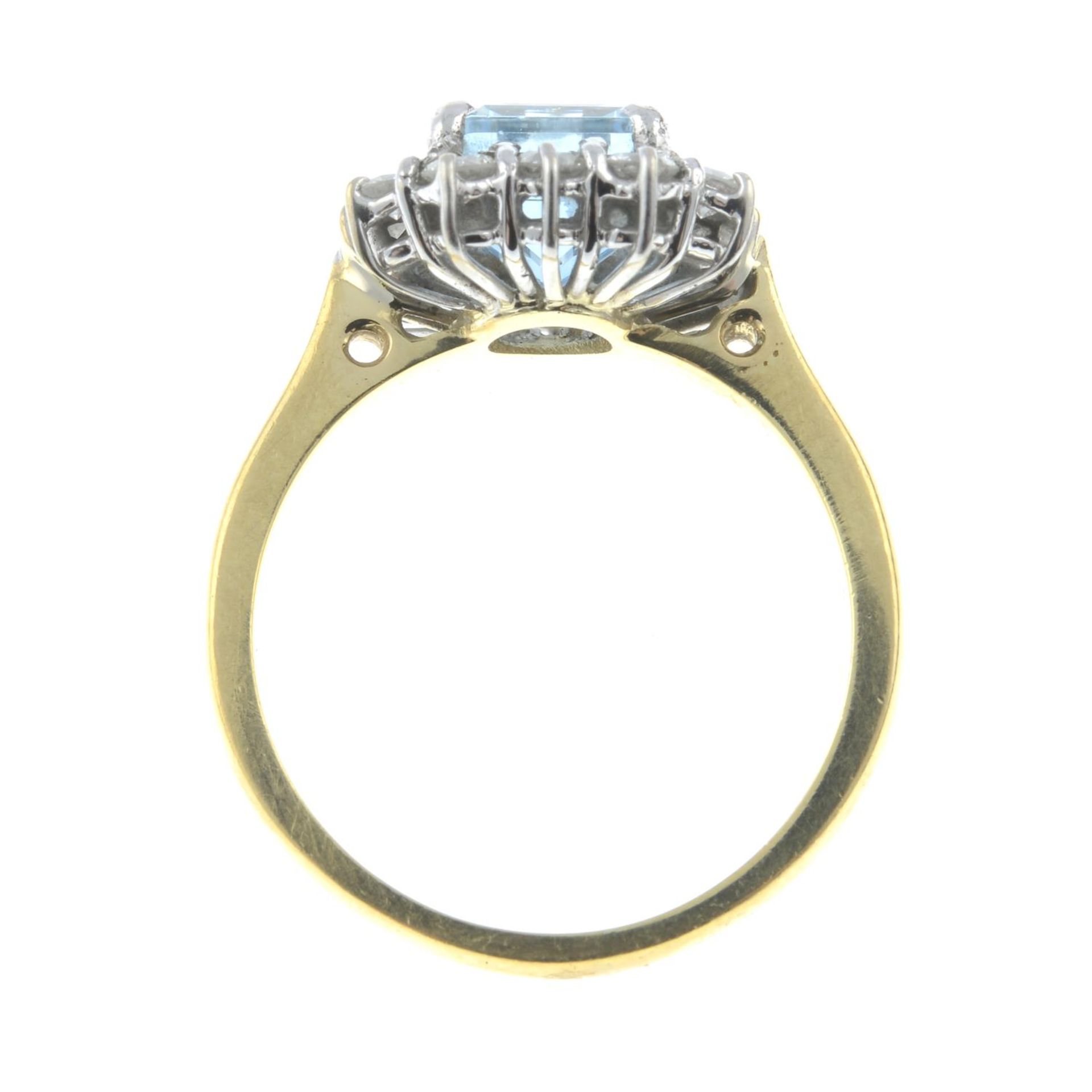 An aquamarine and brilliant-cut diamond cluster ring.Aquamarine calculated weight 2.22cts, - Bild 6 aus 6