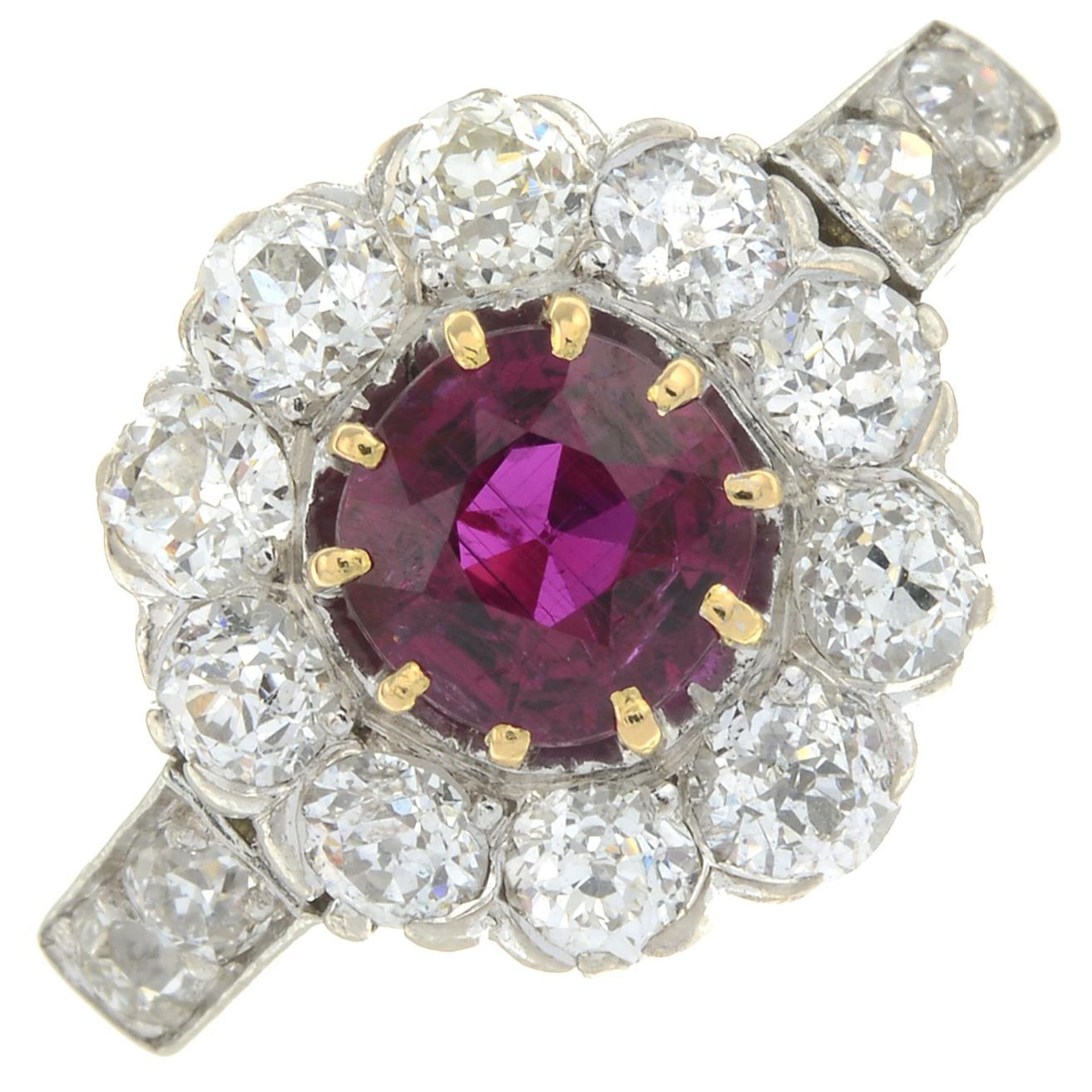 A Thai ruby and old-cut diamond cluster ring. - Bild 2 aus 6