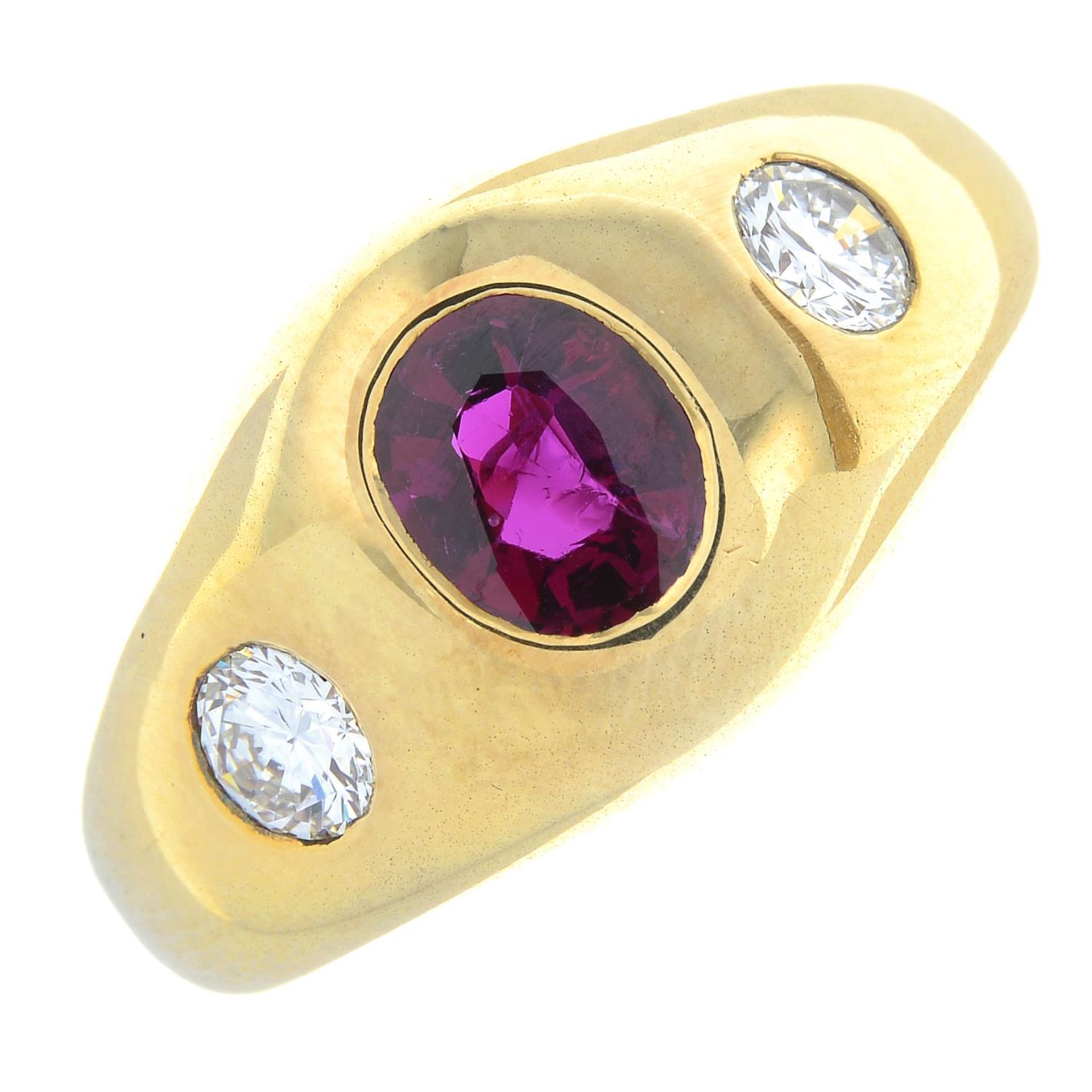 A ruby and brilliant-cut diamond three-stone ring.Ruby calculated weight 0.91ct, - Bild 2 aus 6