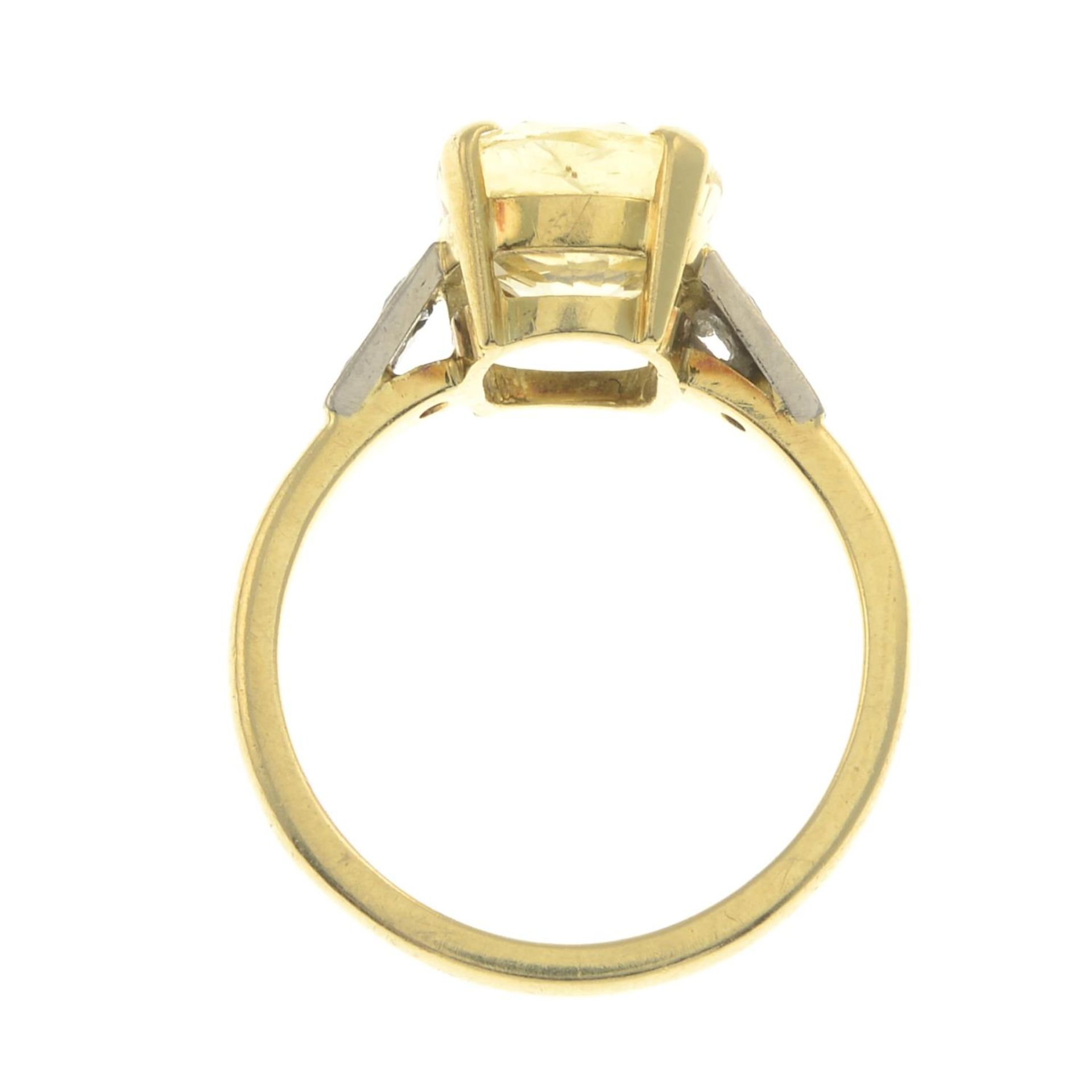 A yellow sapphire single-stone ring, with brilliant-cut diamond shoulders. - Bild 6 aus 6