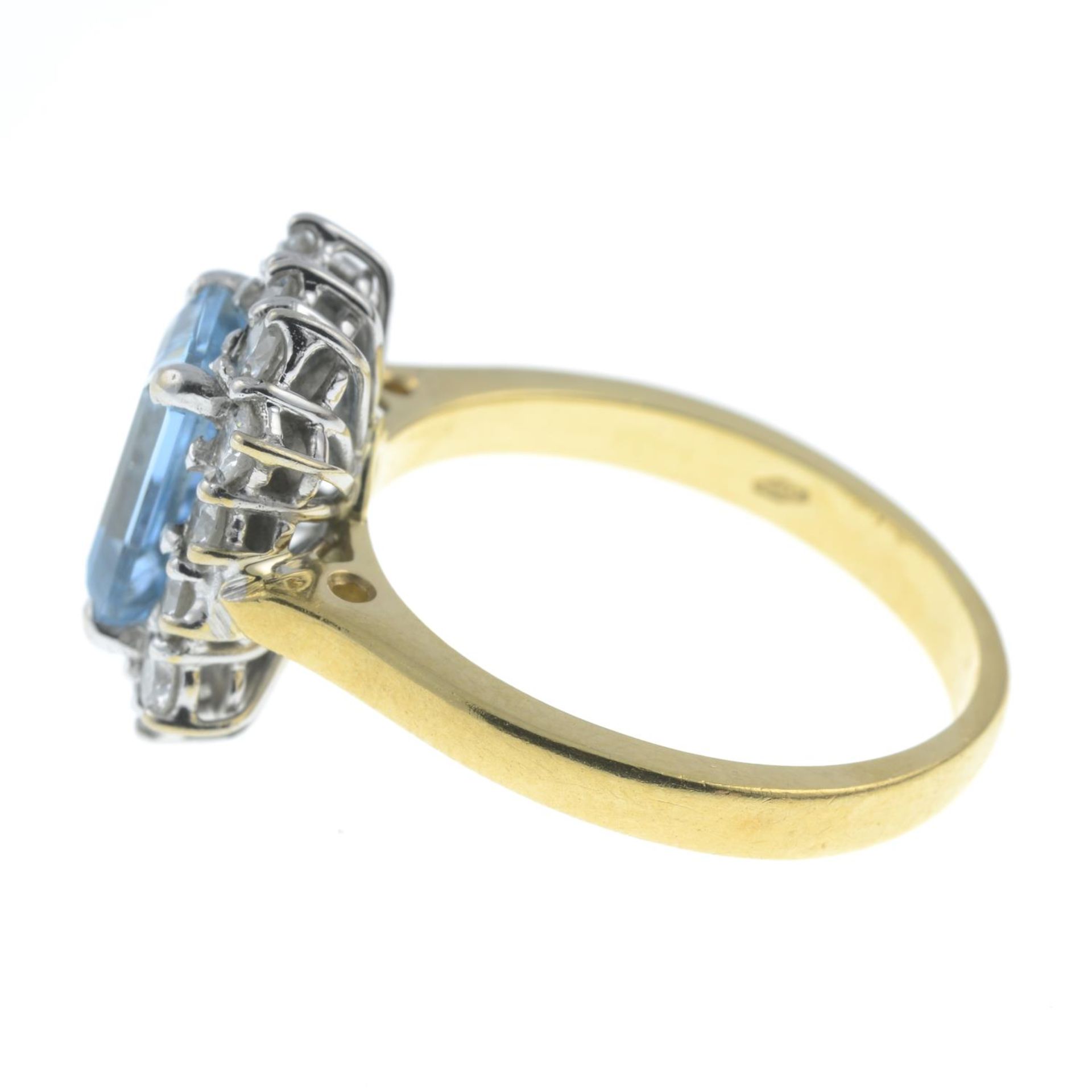 An aquamarine and brilliant-cut diamond cluster ring.Aquamarine calculated weight 2.22cts, - Bild 3 aus 6