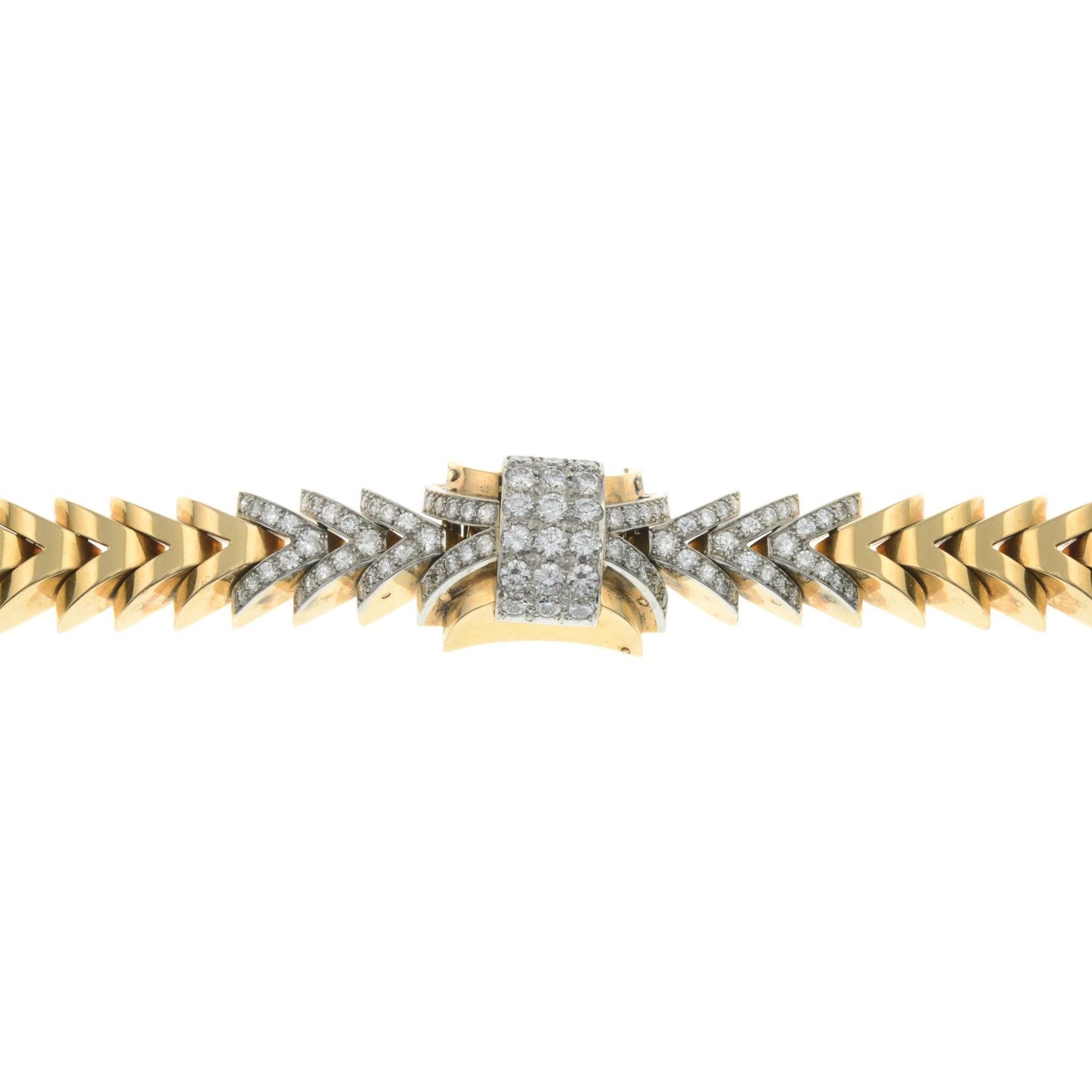 A mid 20th century platinum and 18ct gold brilliant-cut diamond chevron motif cocktail - Bild 2 aus 6