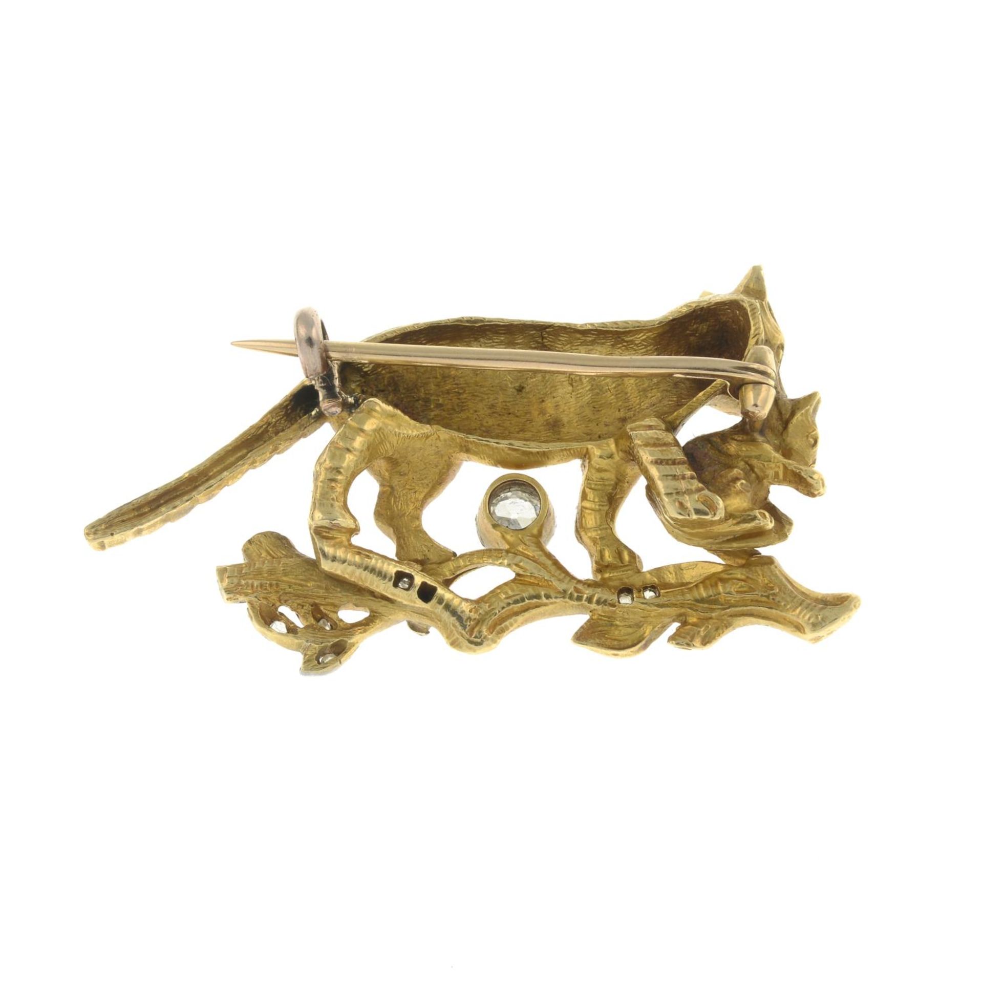 A mid 20th century 18ct gold tiger and kitten brooch, - Bild 3 aus 4