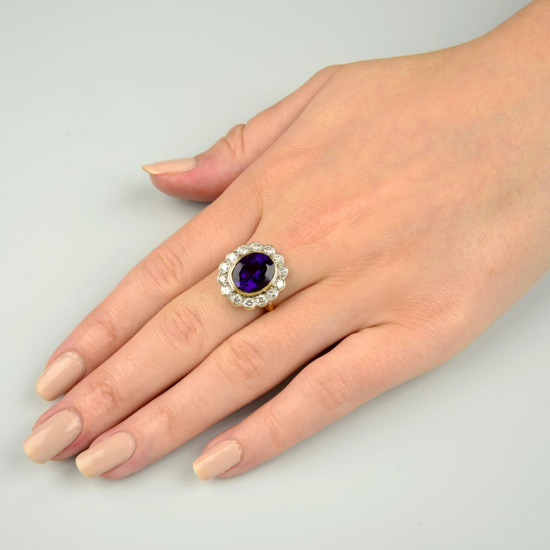 An 18ct gold amethyst and brilliant-cut diamond cluster ring.Amethyst calculated weight 3.78cts, - Bild 4 aus 6