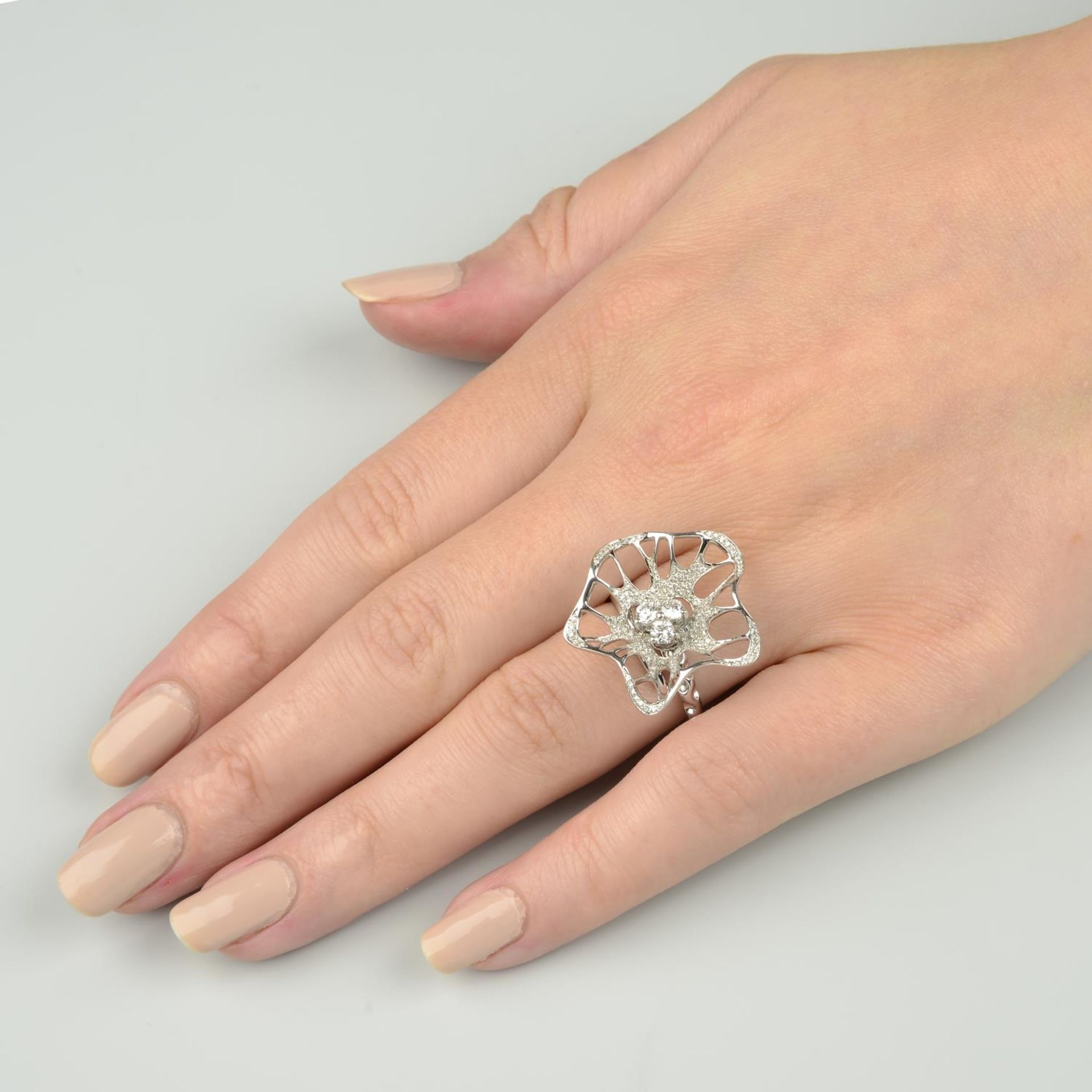 An 18ct gold diamond 'Allure' dress ring, - Bild 4 aus 6