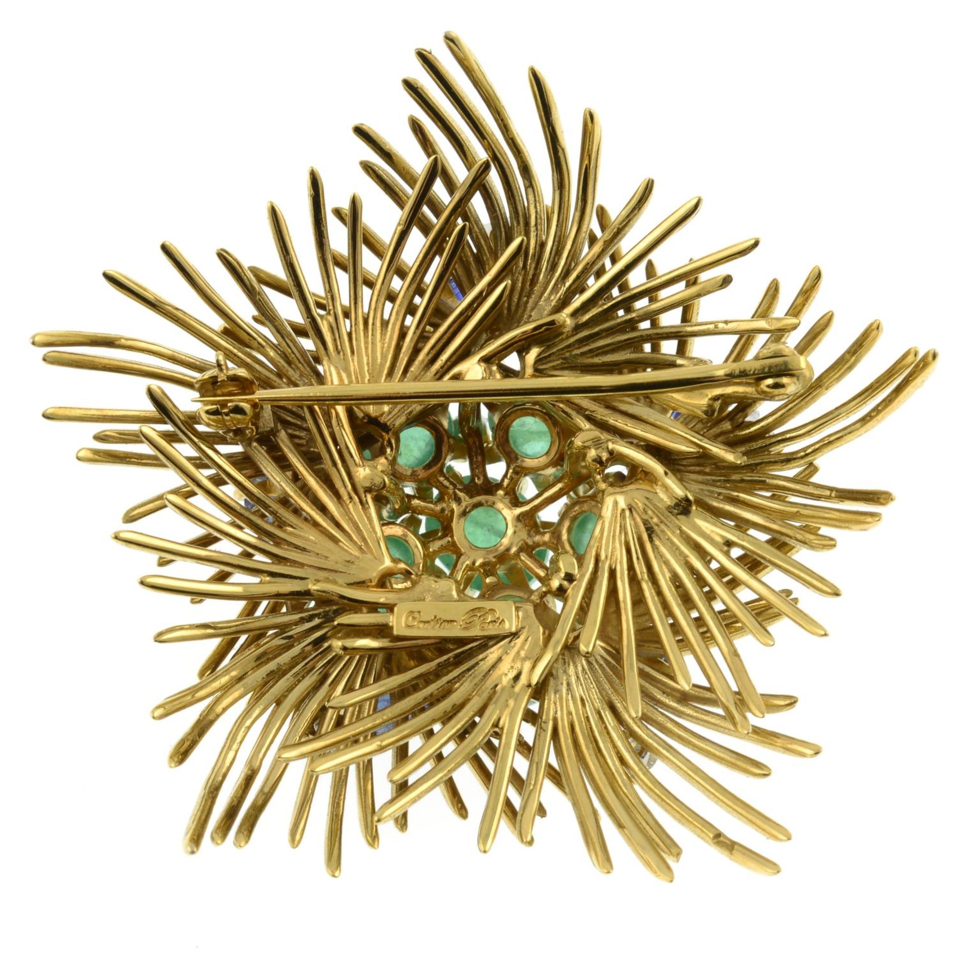 A mid 20th century emerald, sapphire and diamond brooch, by Cartier. - Bild 3 aus 4