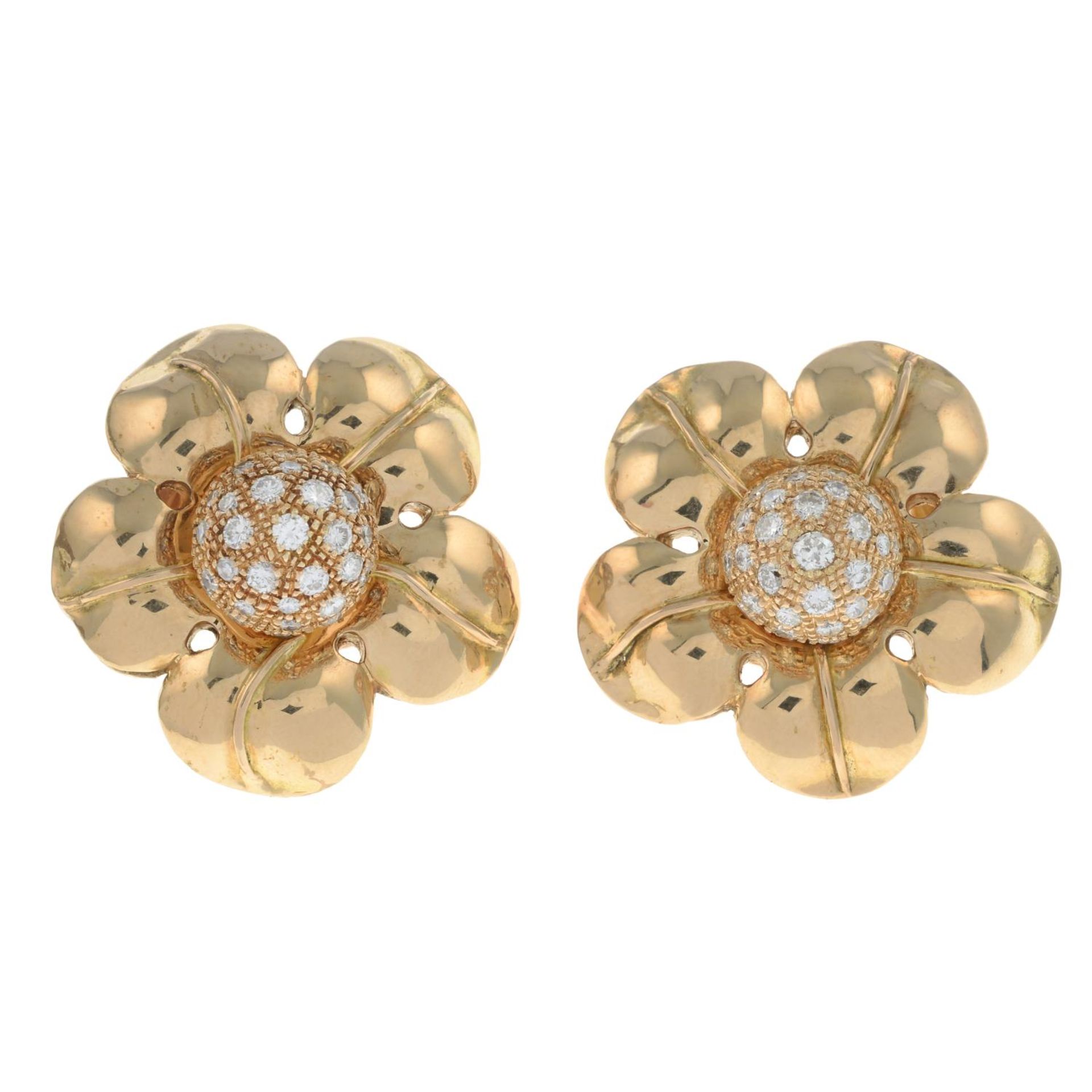 A pair of mid 20th century 18ct gold diamond floral earrings.Estimated total diamond weight - Bild 2 aus 3