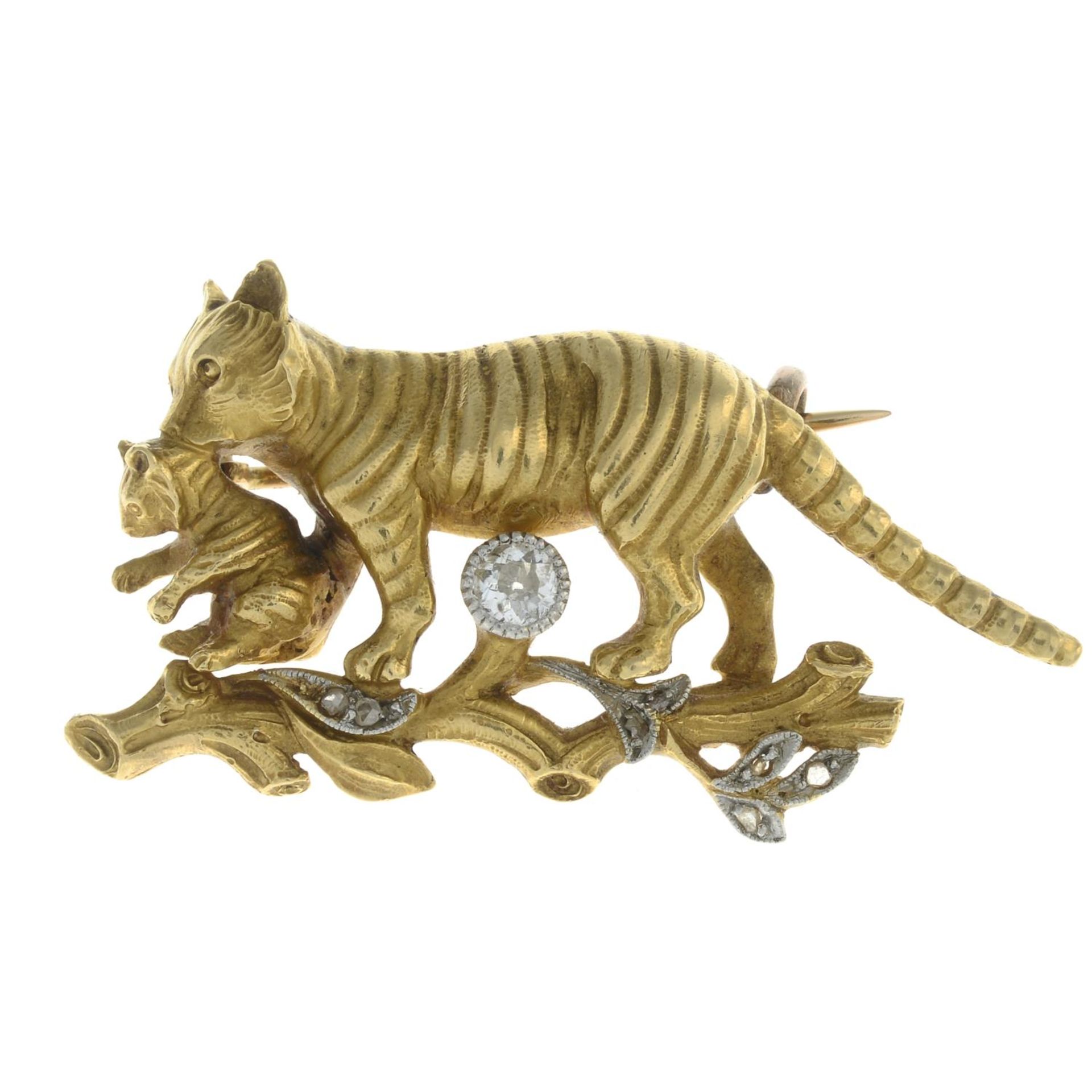 A mid 20th century 18ct gold tiger and kitten brooch, - Bild 2 aus 4