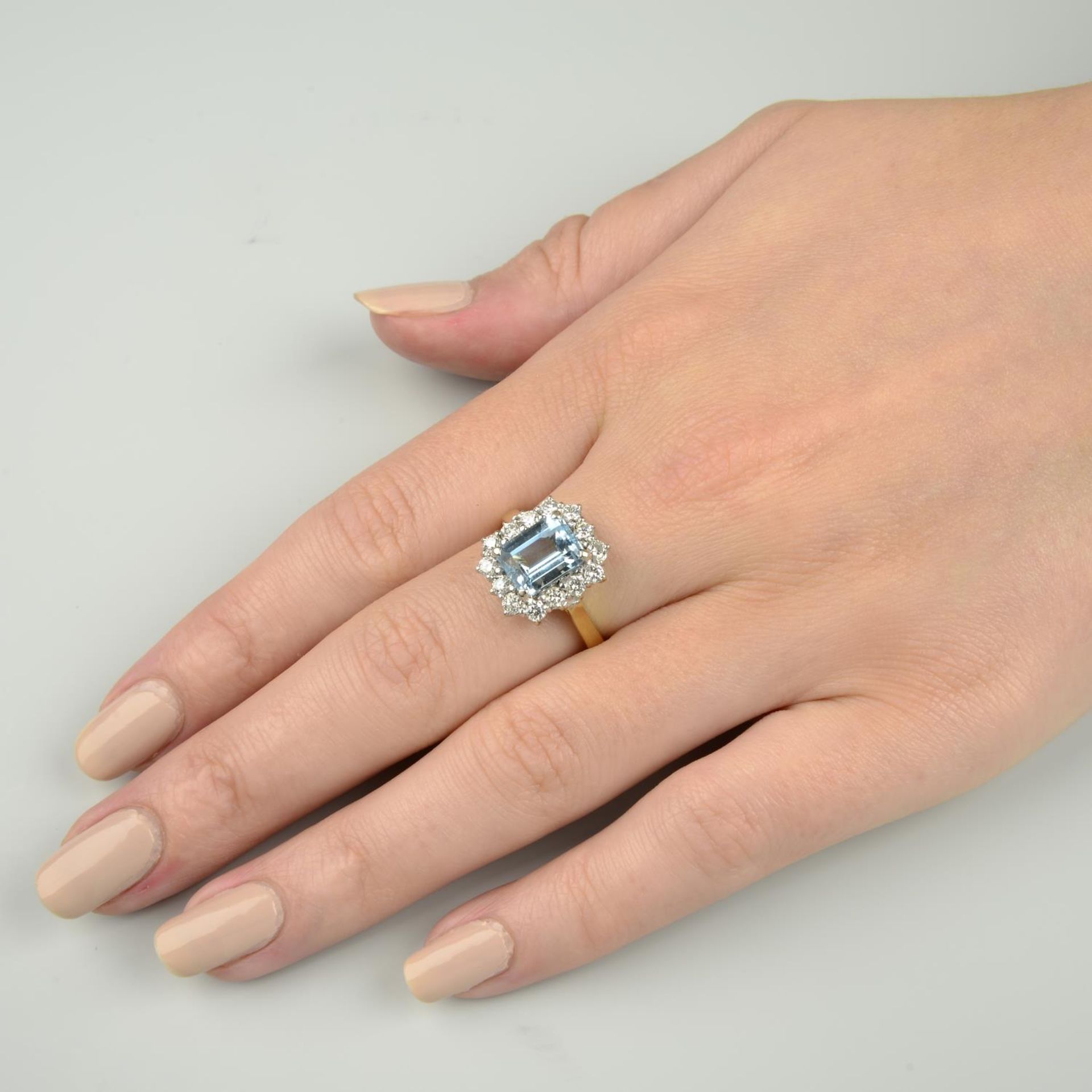 An aquamarine and brilliant-cut diamond cluster ring.Aquamarine calculated weight 2.22cts, - Bild 4 aus 6