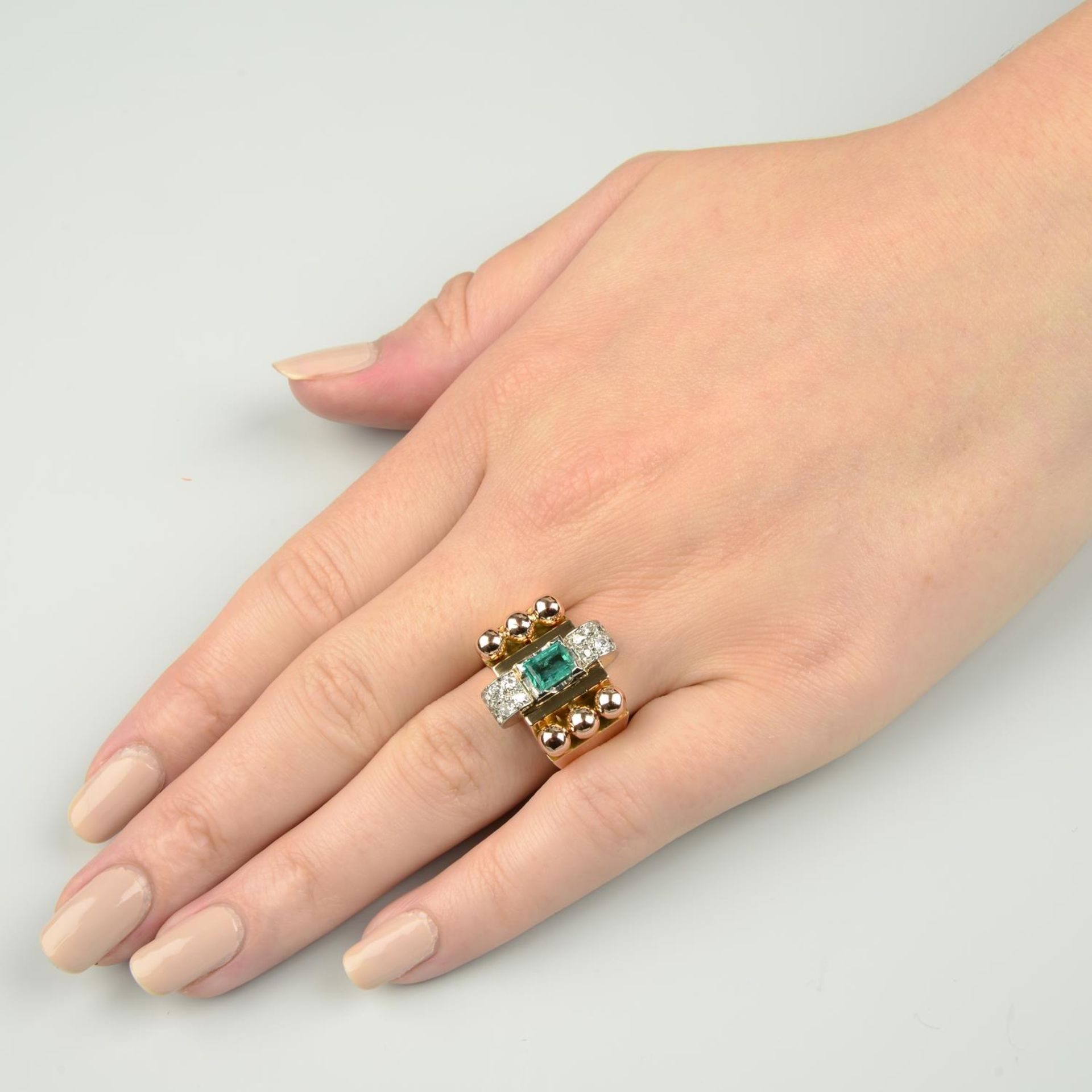 A 1940s 18ct gold and platinum, emerald and diamond dress ring. - Bild 4 aus 7