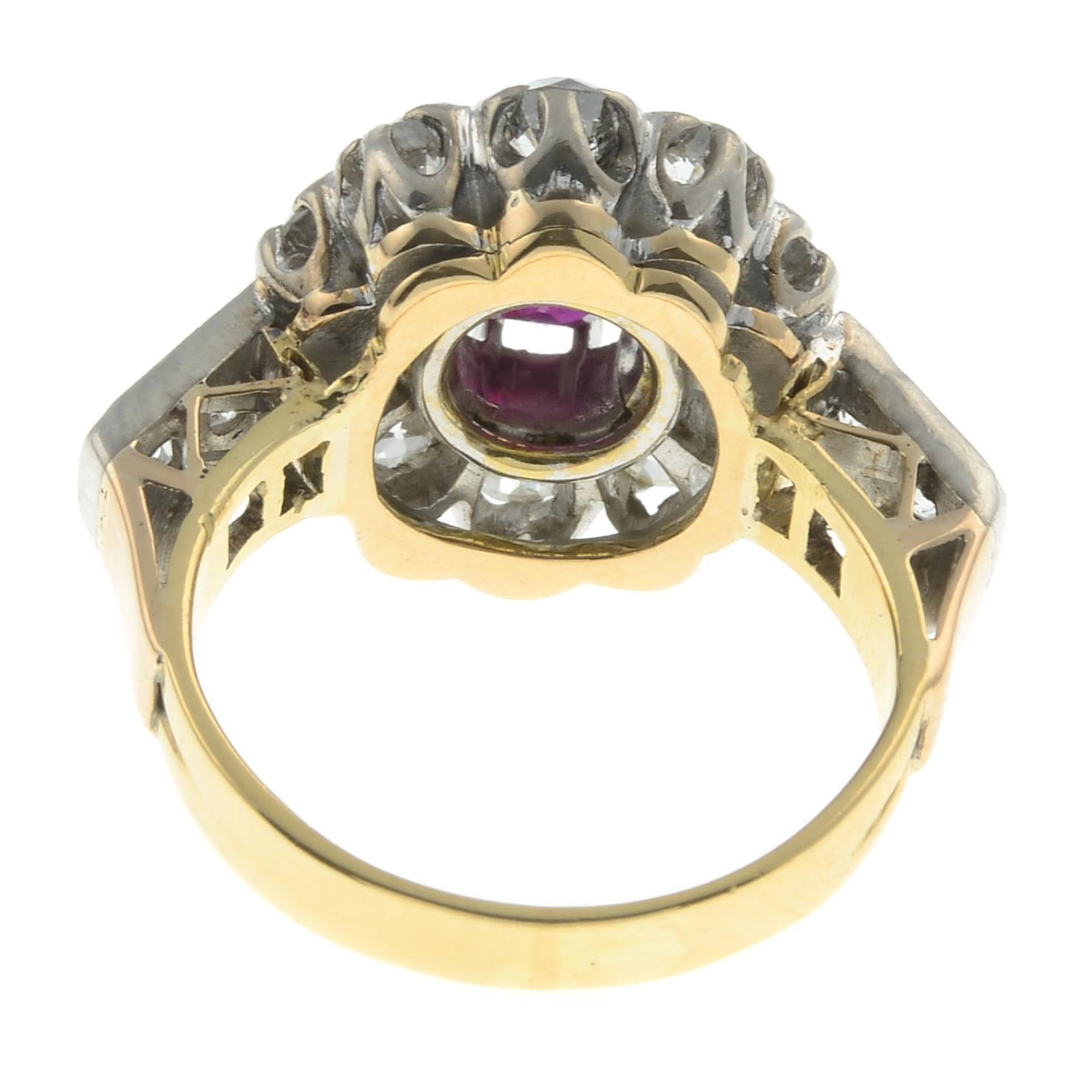 A Thai ruby and old-cut diamond cluster ring. - Bild 3 aus 6