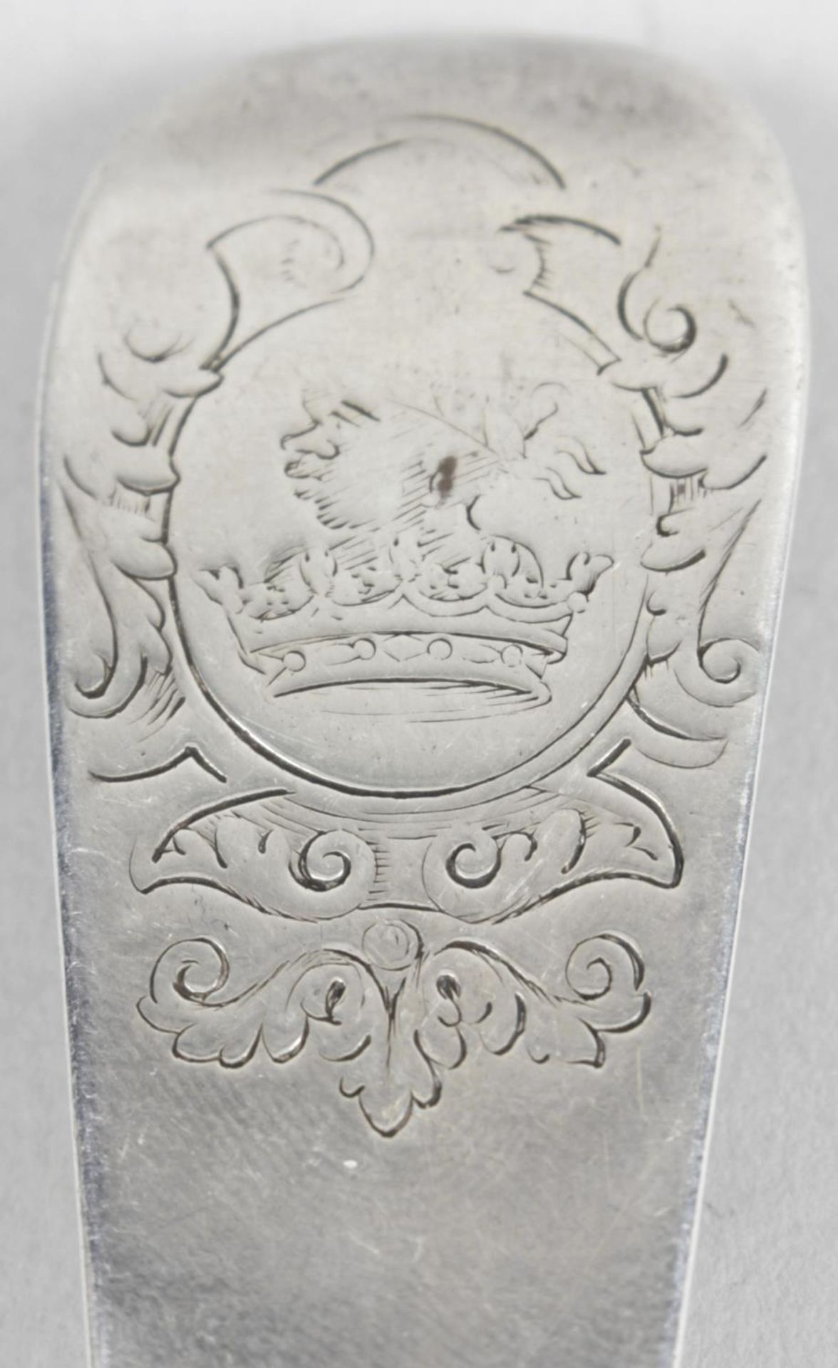 An early eighteenth century silver basting spoon, - Bild 3 aus 6