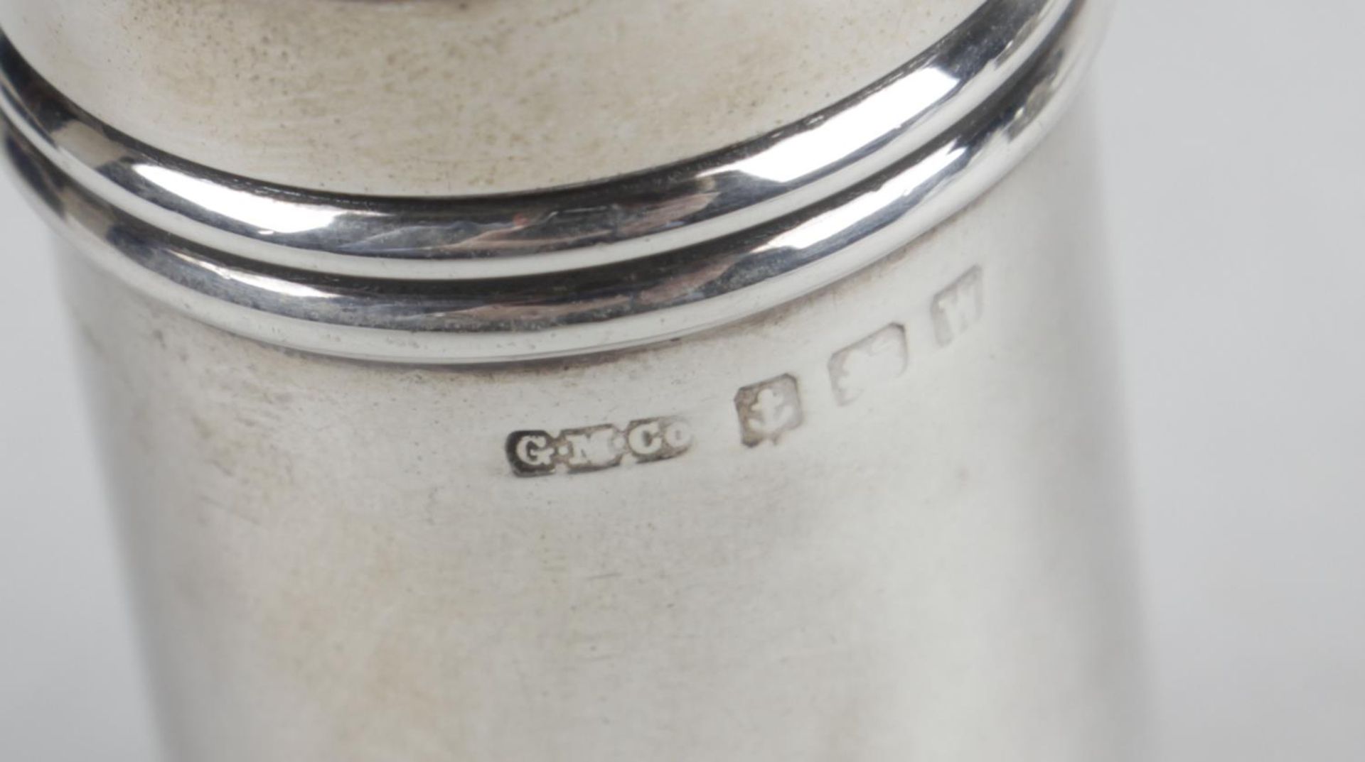 An Edwardian silver mustard pot and matching open salt, - Bild 3 aus 4