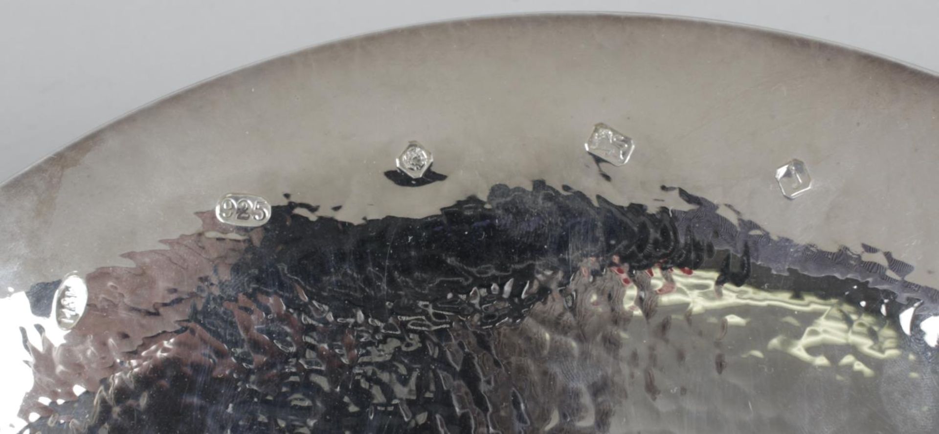 A modern silver dish, - Bild 2 aus 3