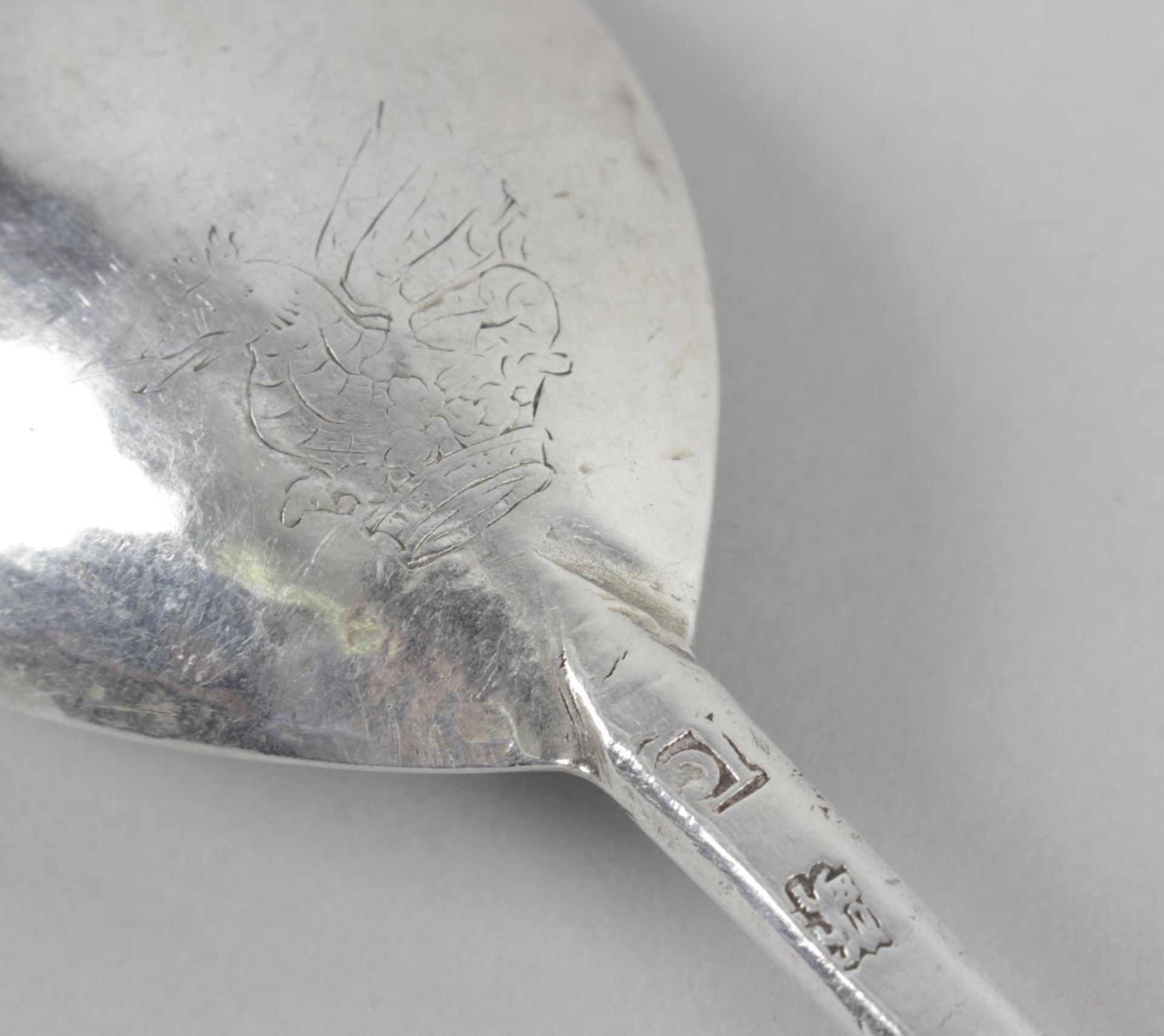 An early 17th century silver seal-top spoon, - Bild 2 aus 3