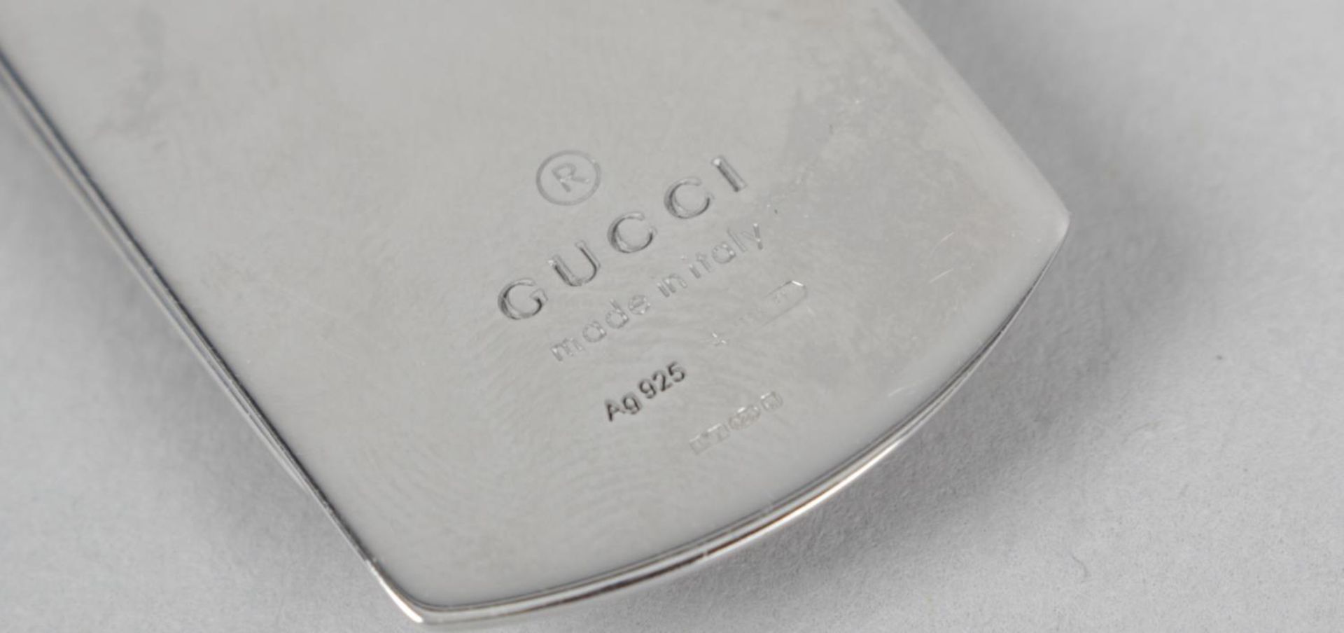 A silver Gucci money clip, with applied Gucci double G logo. - Bild 2 aus 3