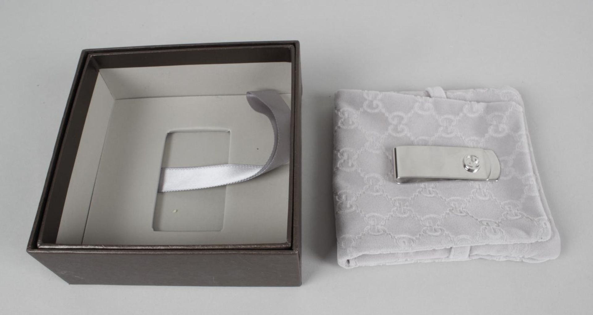 A silver Gucci money clip, with applied Gucci double G logo. - Bild 3 aus 3