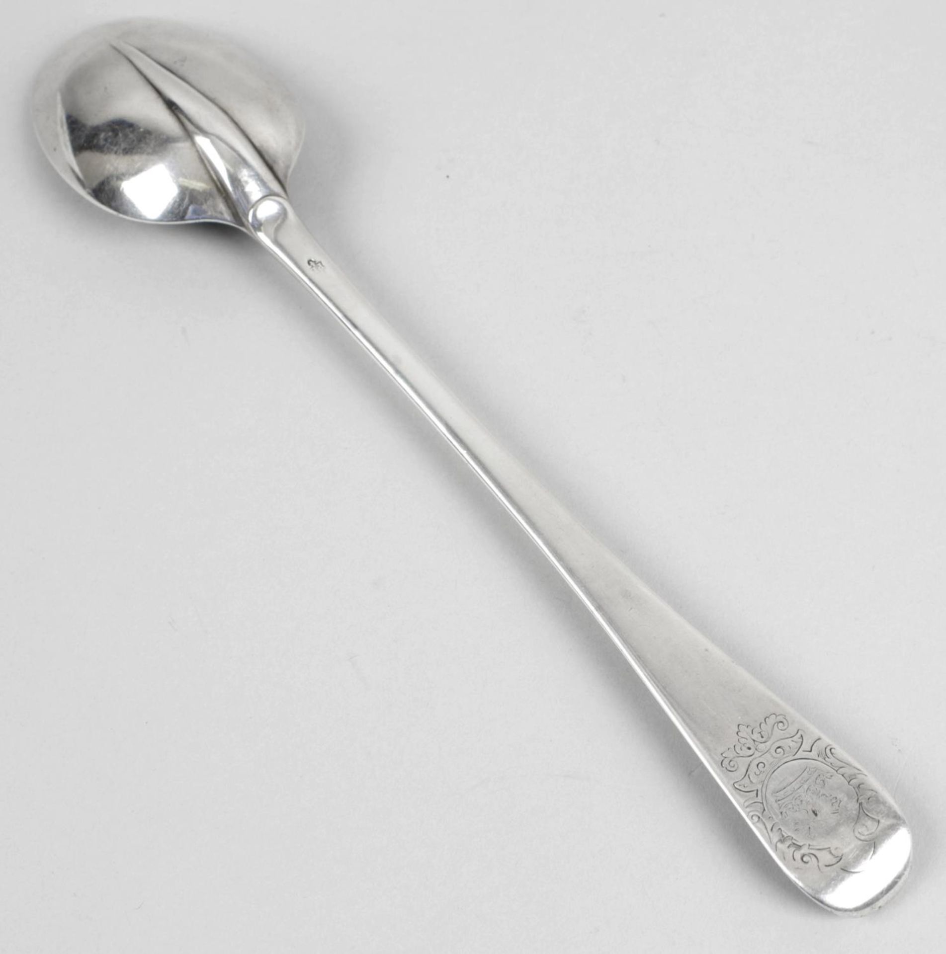 An early eighteenth century silver basting spoon, - Bild 2 aus 6