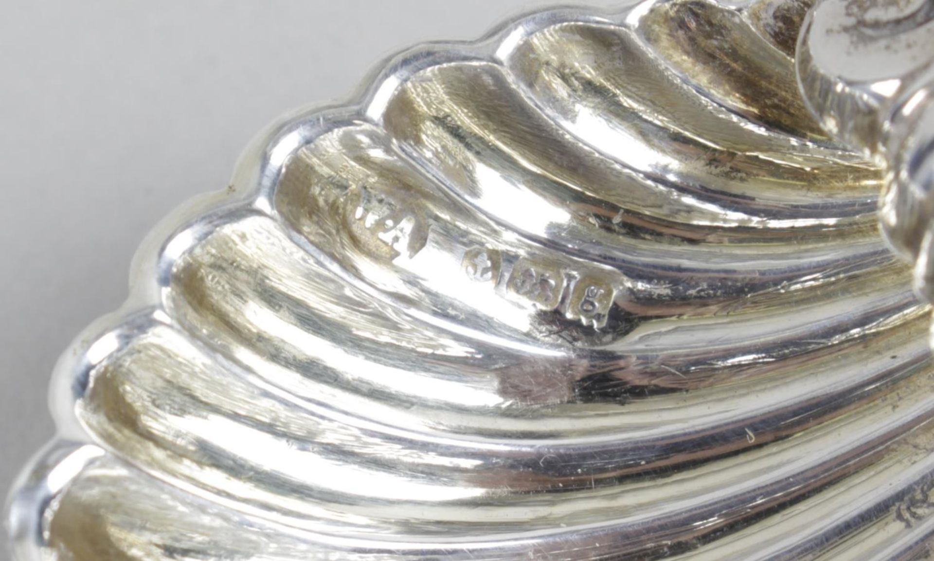 A cased set of four silver pepper pots, - Bild 4 aus 5