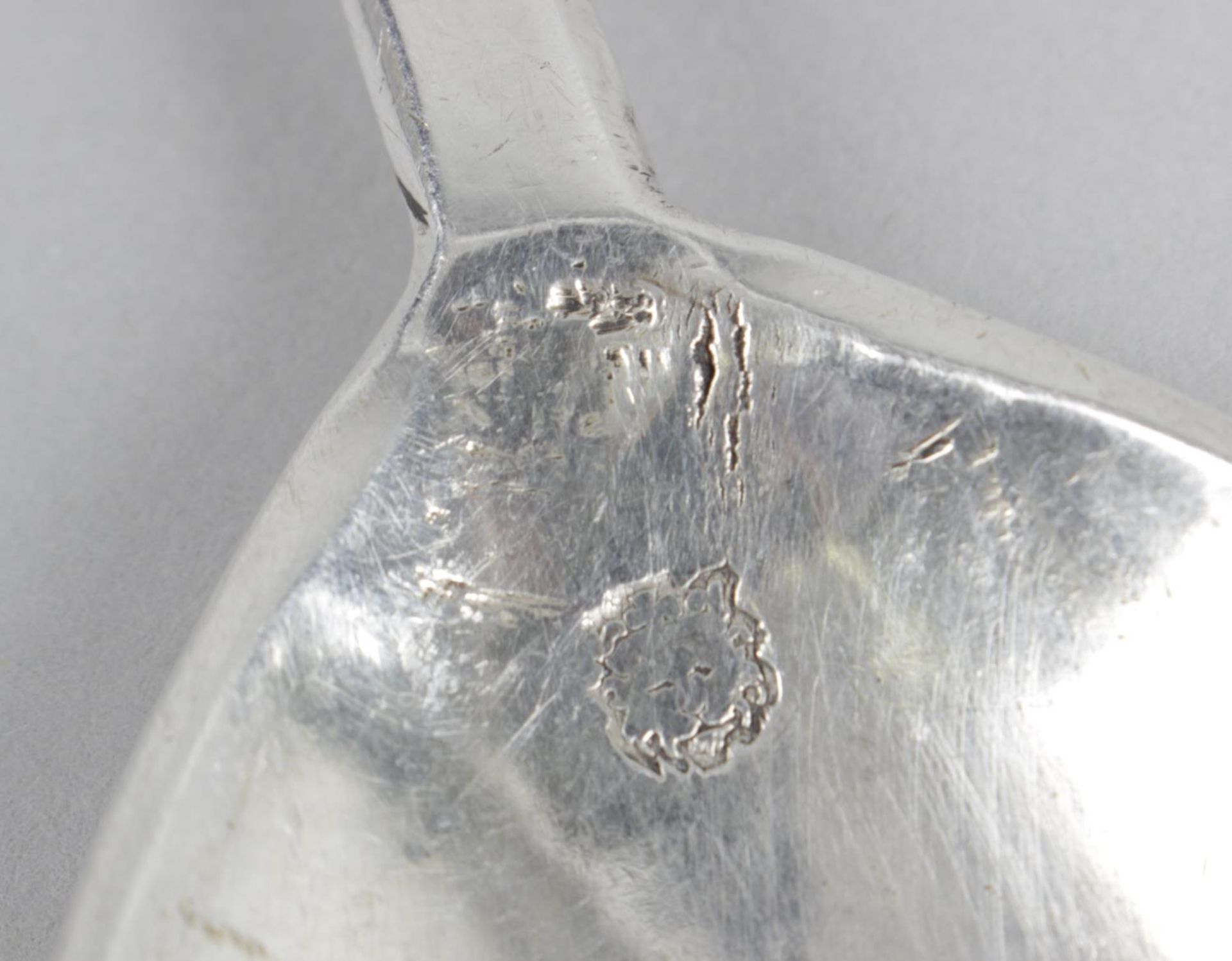 An early 17th century silver seal-top spoon, - Bild 3 aus 3