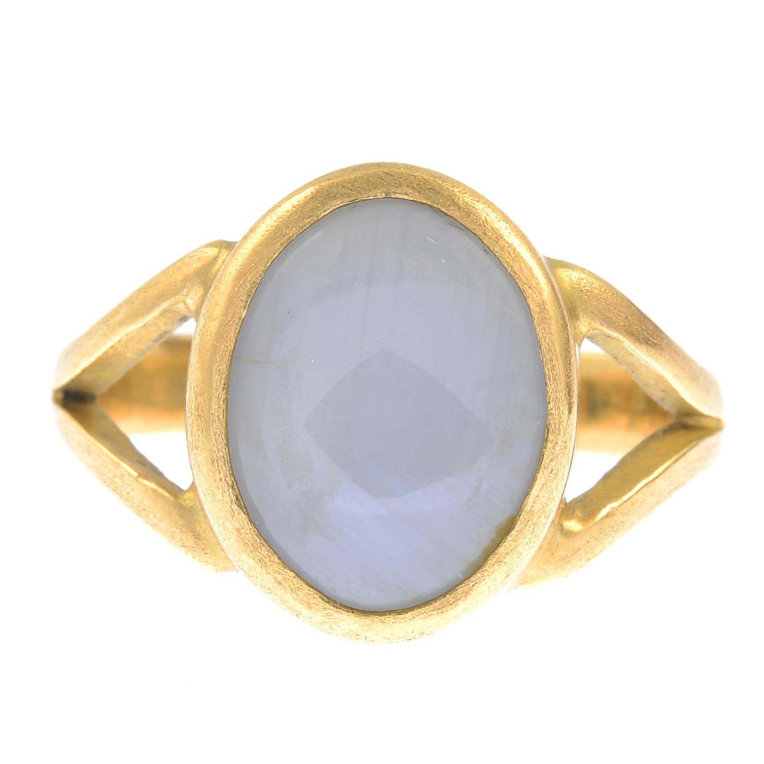 An 18ct gold star sapphire single-stone ring.Stamped 18K.