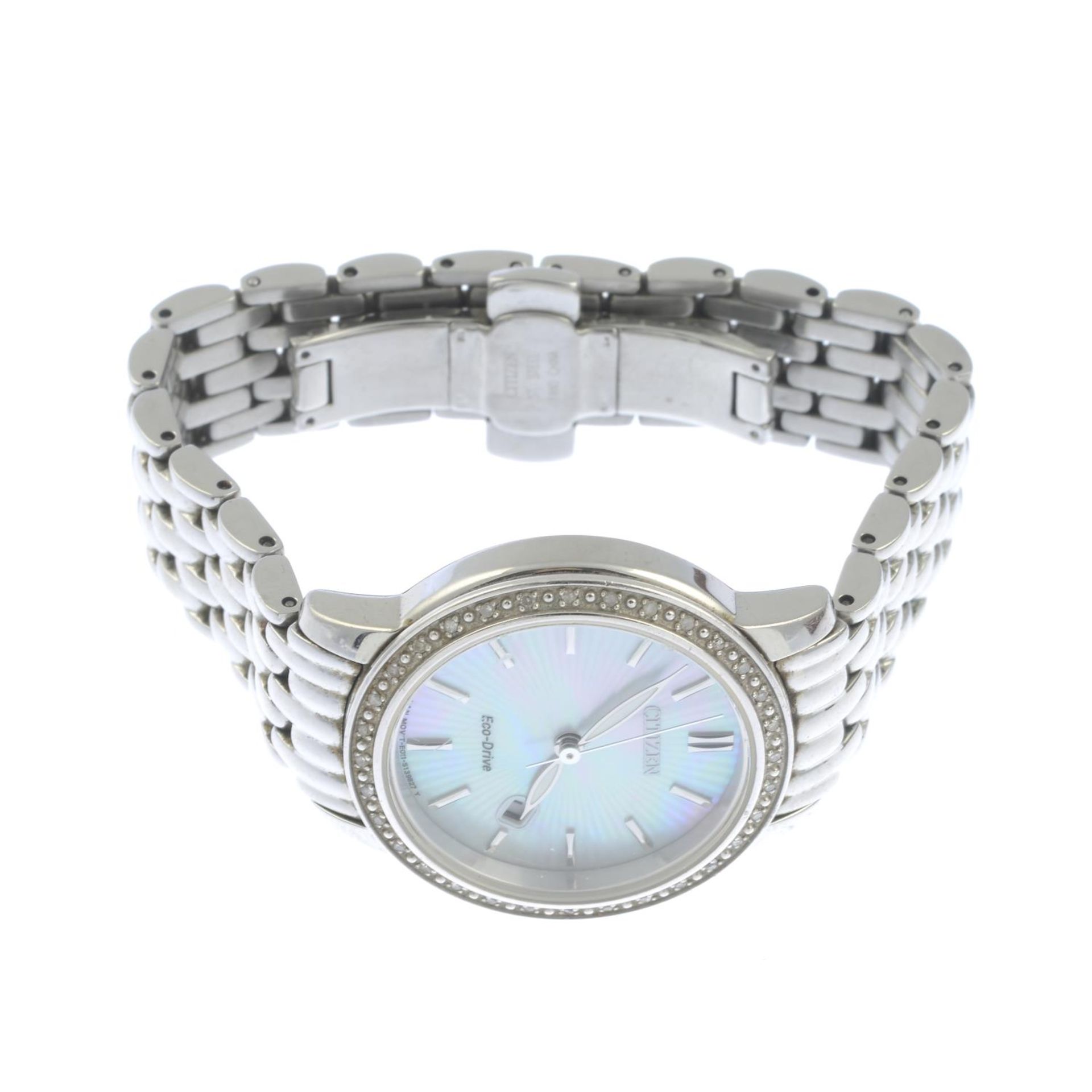 A lady's mother-of-pearl and diamond wristwatch, - Bild 2 aus 2