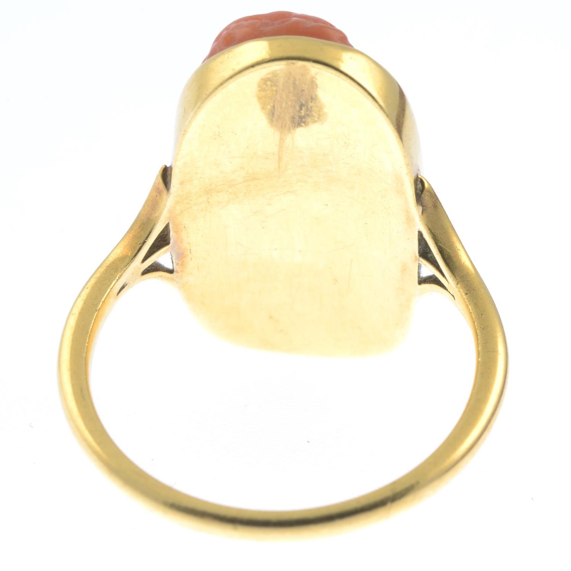 A carved coral ring.Ring size S1/2. - Image 2 of 2
