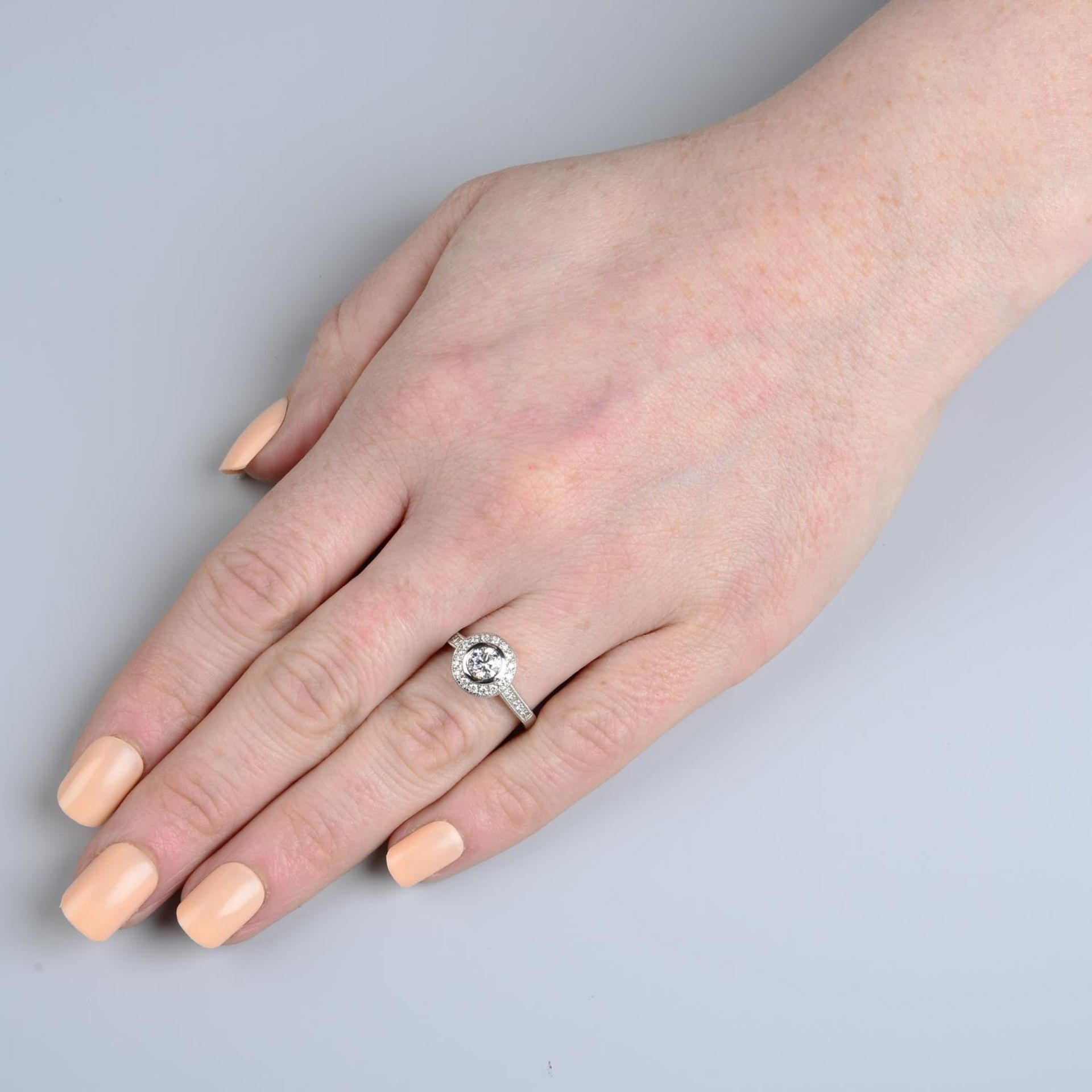An 18ct gold brilliant-cut diamond cluster ring, with square-shape diamond line shoulders. - Bild 5 aus 5