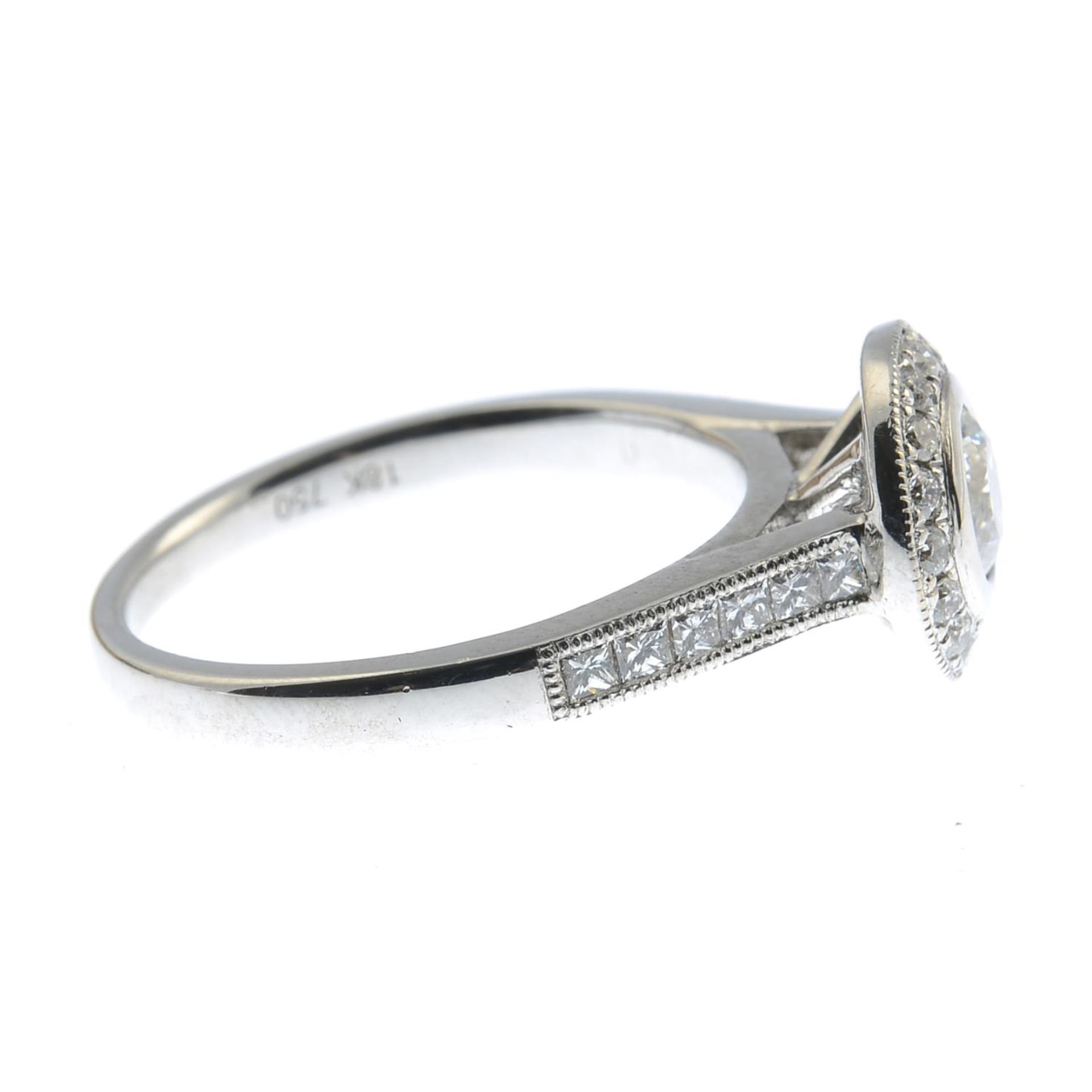 An 18ct gold brilliant-cut diamond cluster ring, with square-shape diamond line shoulders. - Bild 3 aus 5