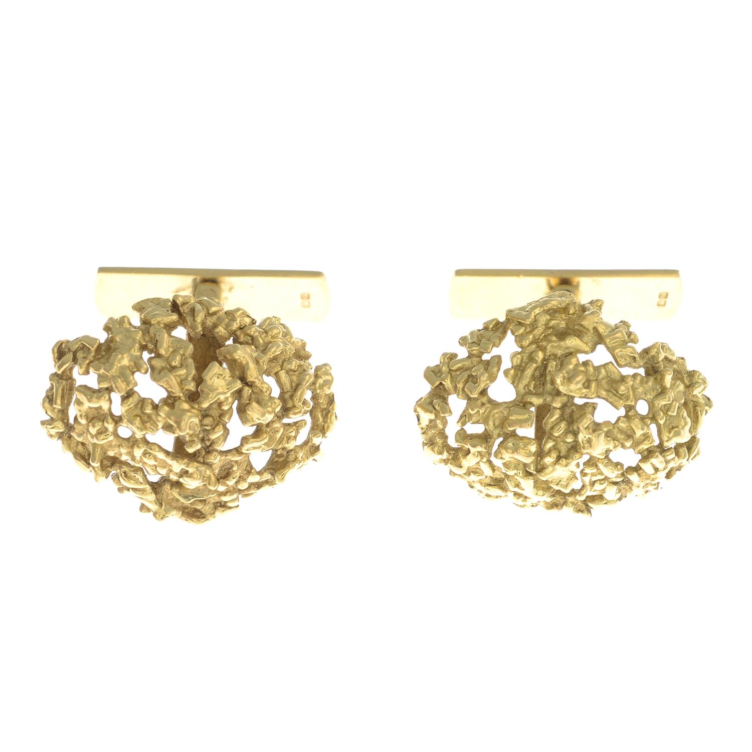 A pair of 1960s 18ct gold cufflinks.Hallmarks for London, 1967.Length of cufflink face 2.1cms.