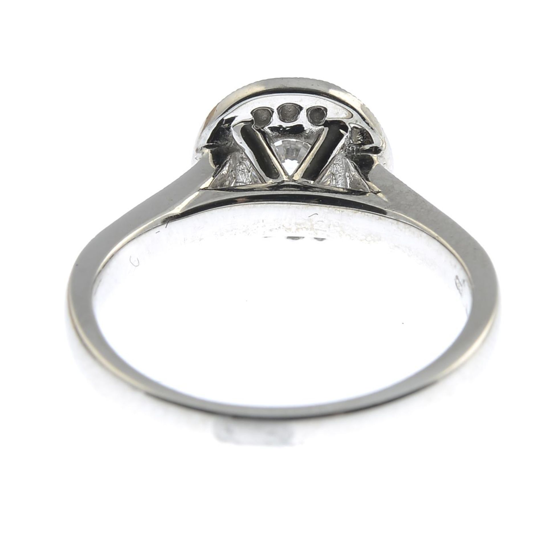 An 18ct gold brilliant-cut diamond cluster ring, with square-shape diamond line shoulders. - Bild 2 aus 5