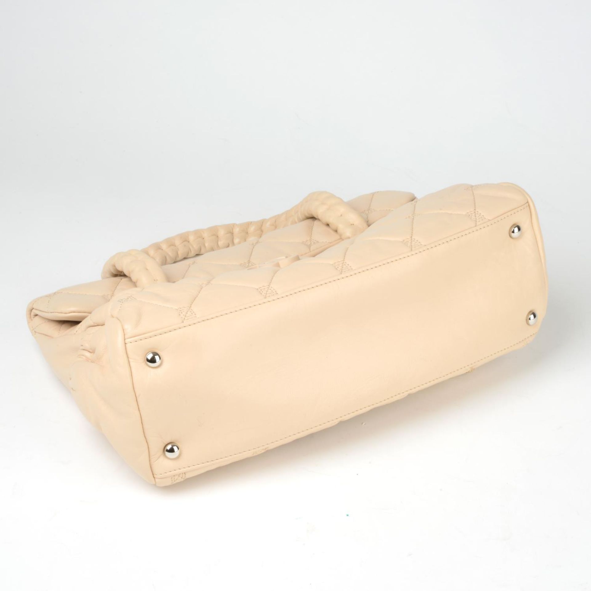 CHANEL - a pale quilted leather Hidden Chain handbag. - Bild 4 aus 5