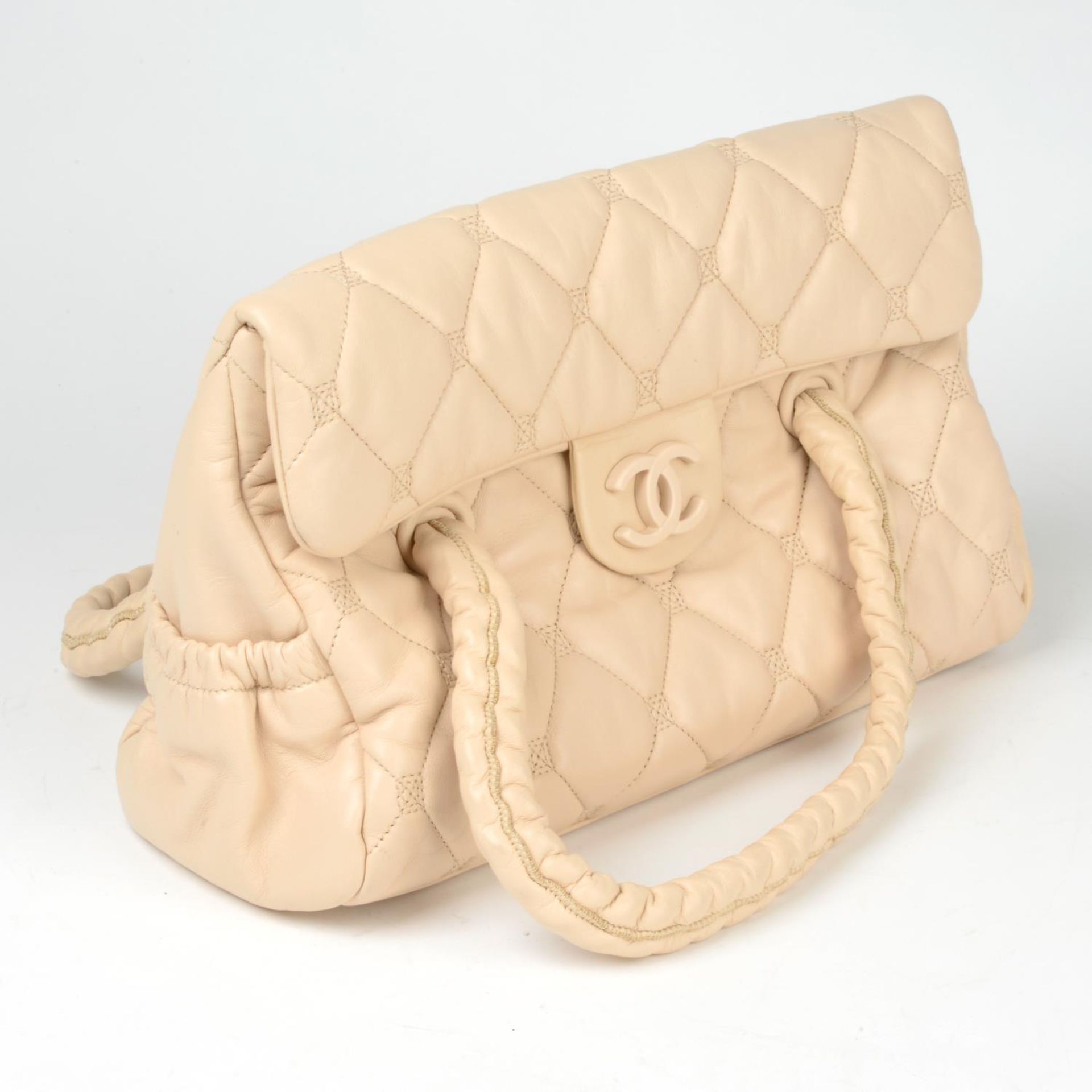 CHANEL - a pale quilted leather Hidden Chain handbag. - Bild 2 aus 5